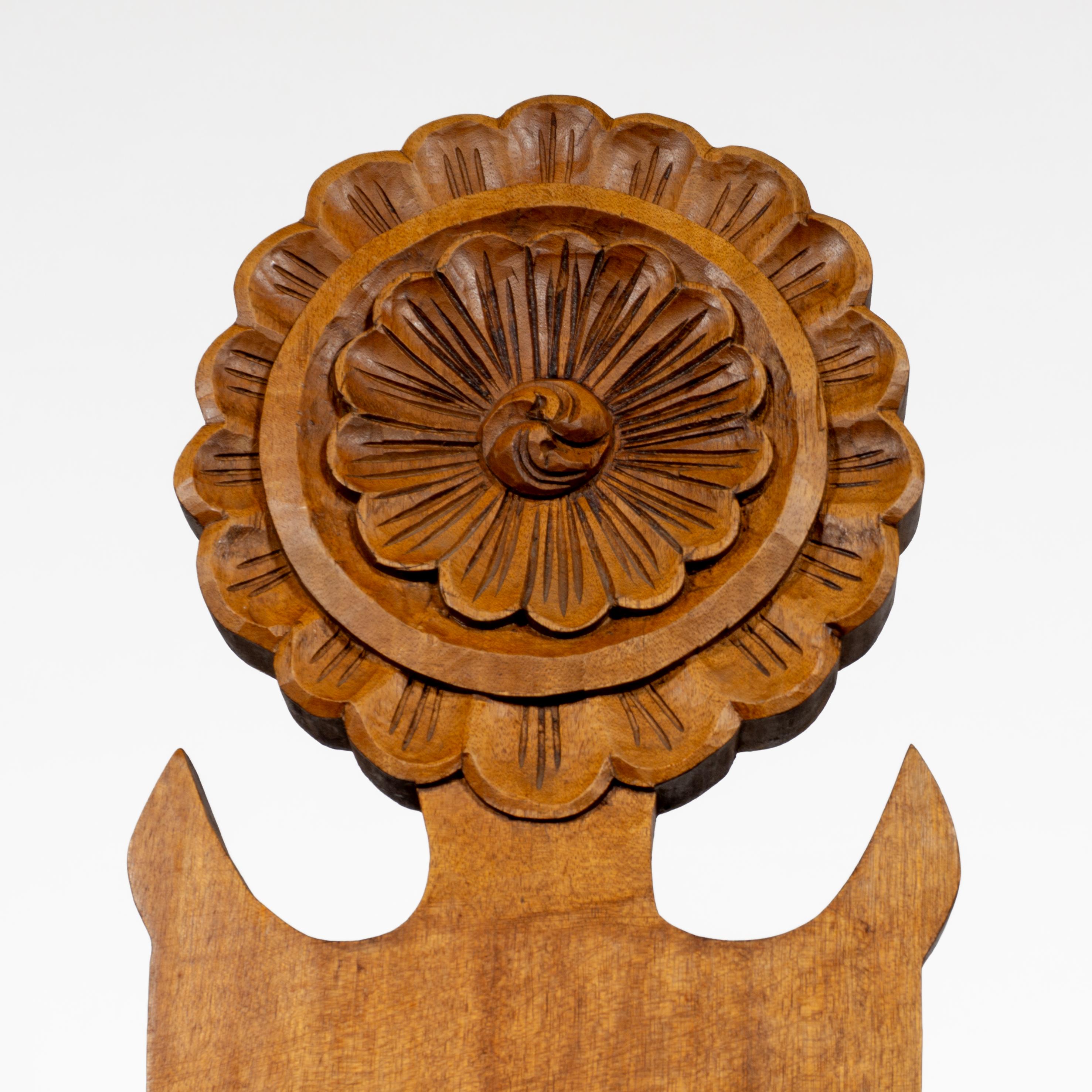 Silla Brutalista Esculpida de Madera Maciza con Respaldo Alto, Francia Años 50 en venta 5