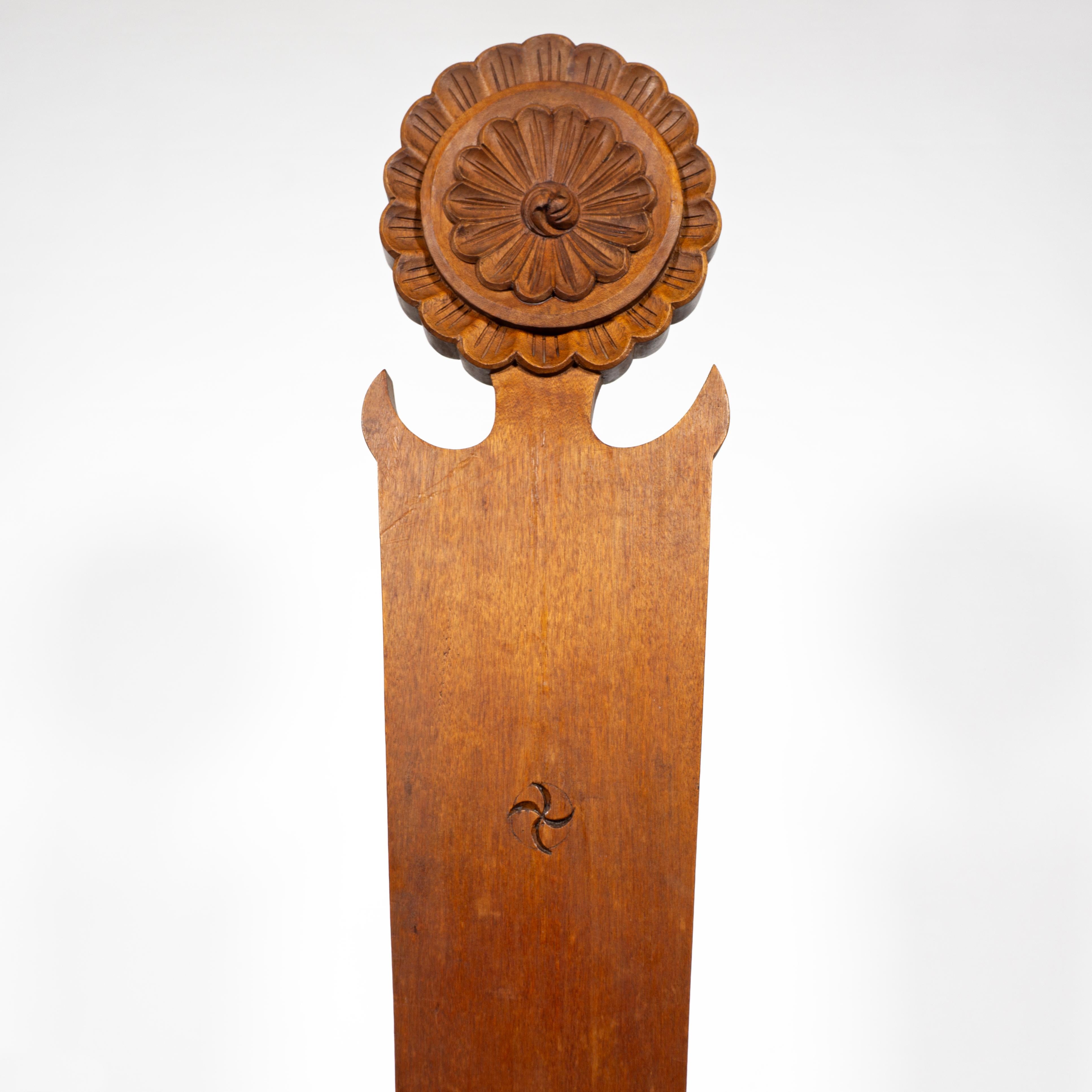 Silla Brutalista Esculpida de Madera Maciza con Respaldo Alto, Francia Años 50 en venta 4
