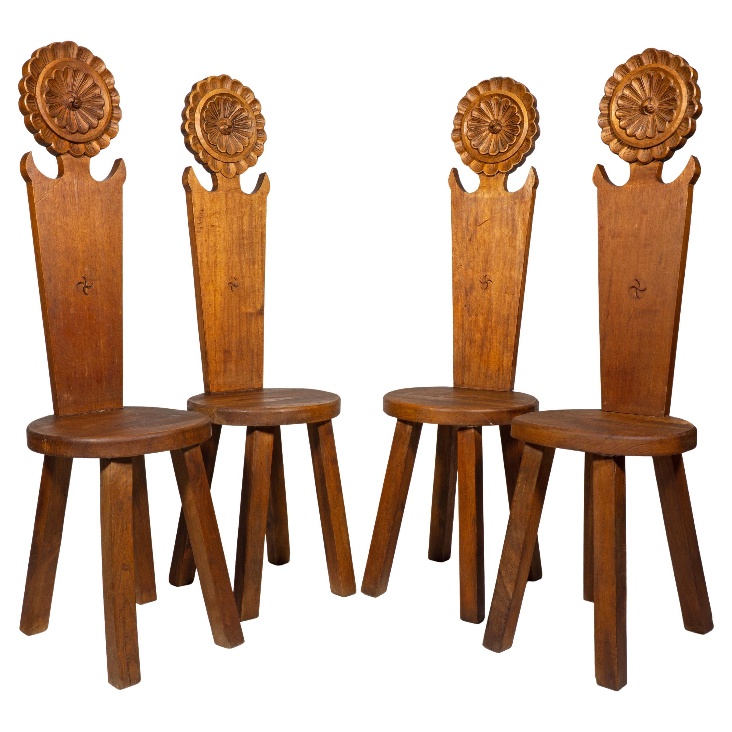 Silla Brutalista Esculpida de Madera Maciza con Respaldo Alto, Francia Años 50 en venta