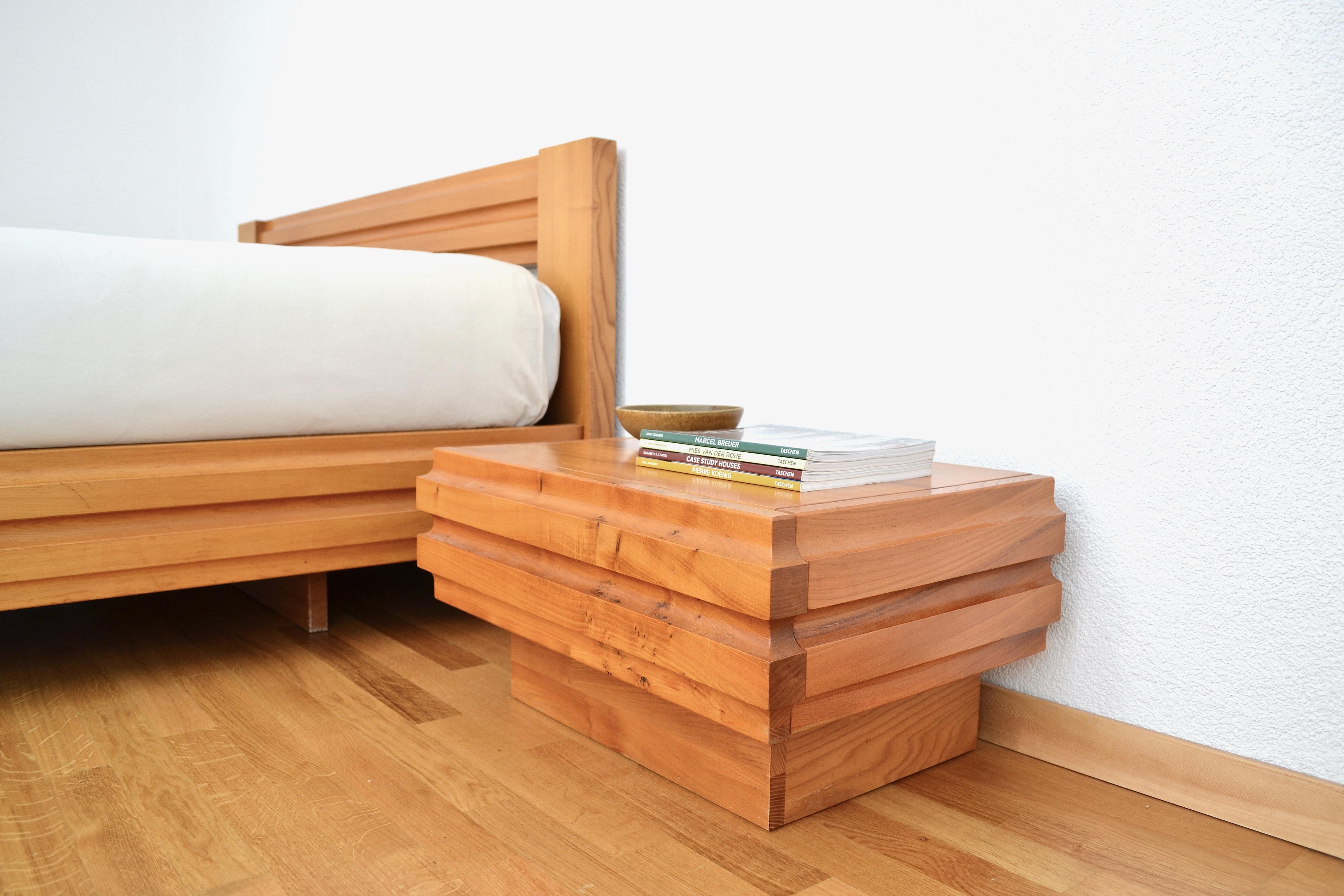 Brutalist set, Bed & 2 nightstands in Elm, Maison Regain, France, 1980's For Sale 7