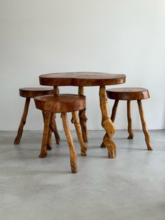 Brutalistisches Set aus 3 Hockern und 1 Couchtisch, Massivholz, Frankreich, 1960er Jahre
