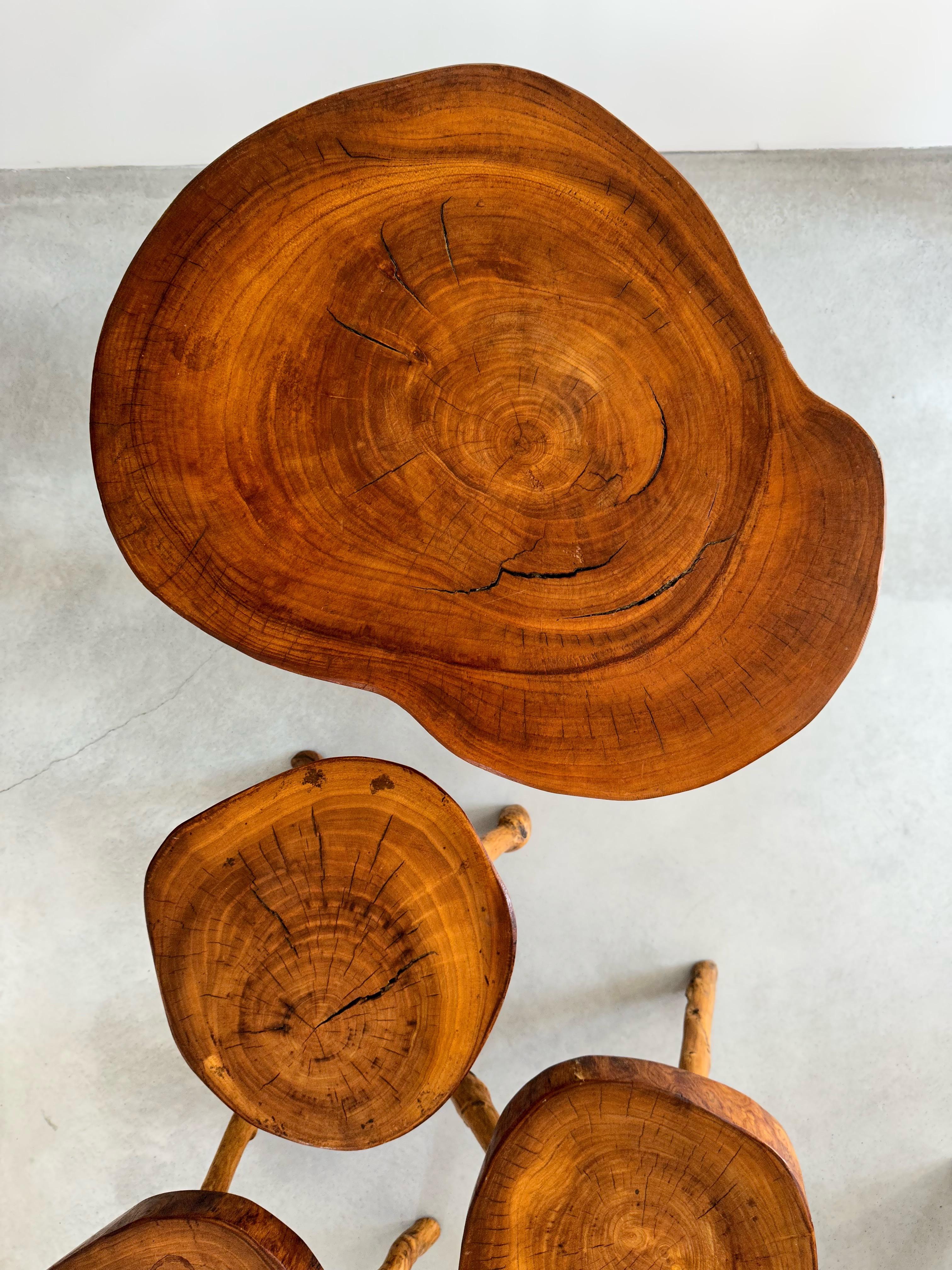 Ensemble brutaliste de 3 tabourets et 1 table basse, bois massif, France, années 1960 Bon état - En vente à leucate, FR