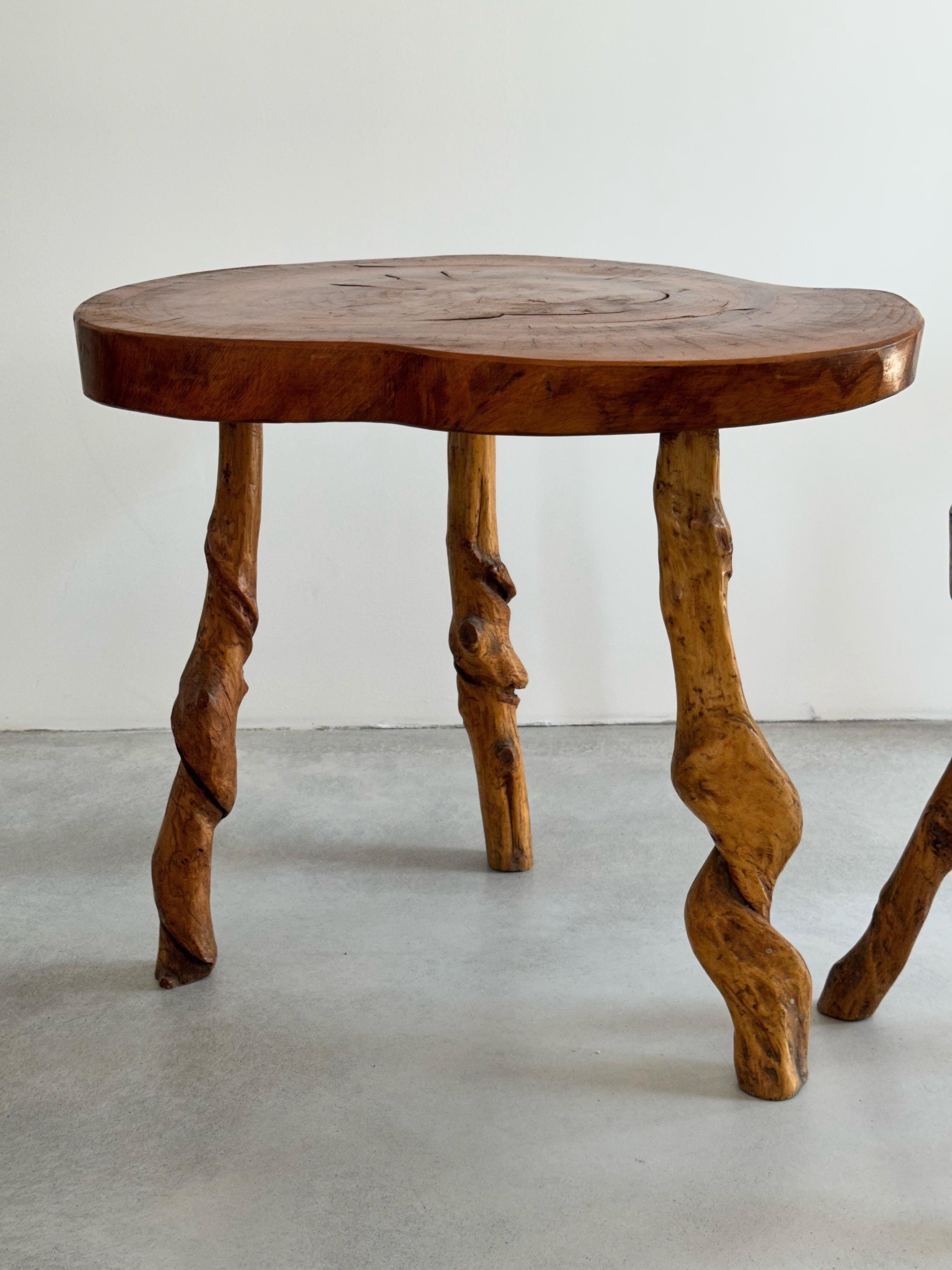Bois Ensemble brutaliste de 3 tabourets et 1 table basse, bois massif, France, années 1960 en vente
