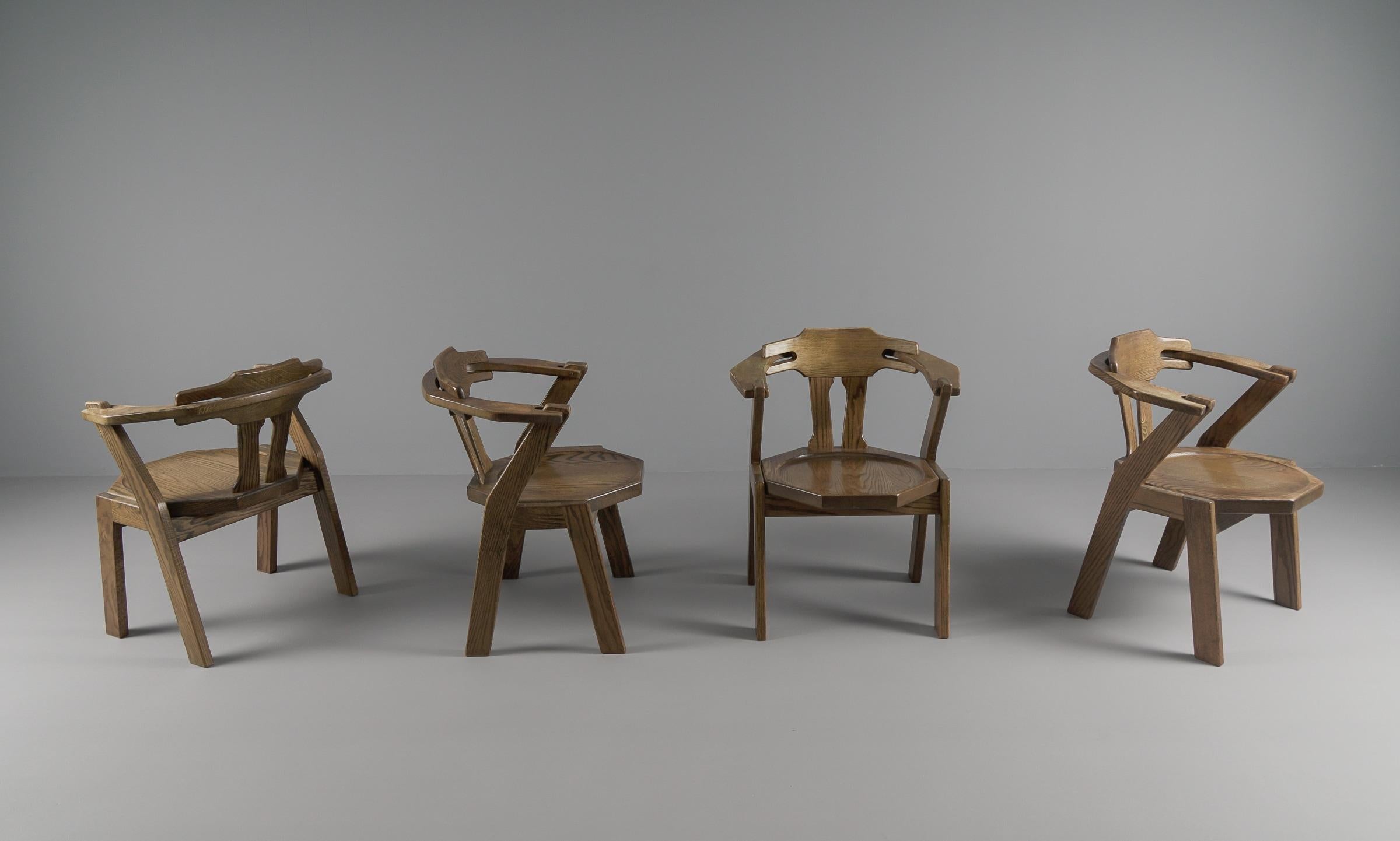 Brutalistischer Satz von 4 Stühlen mit Armlehnen aus Eiche, 1960er Jahre (Brutalismus) im Angebot