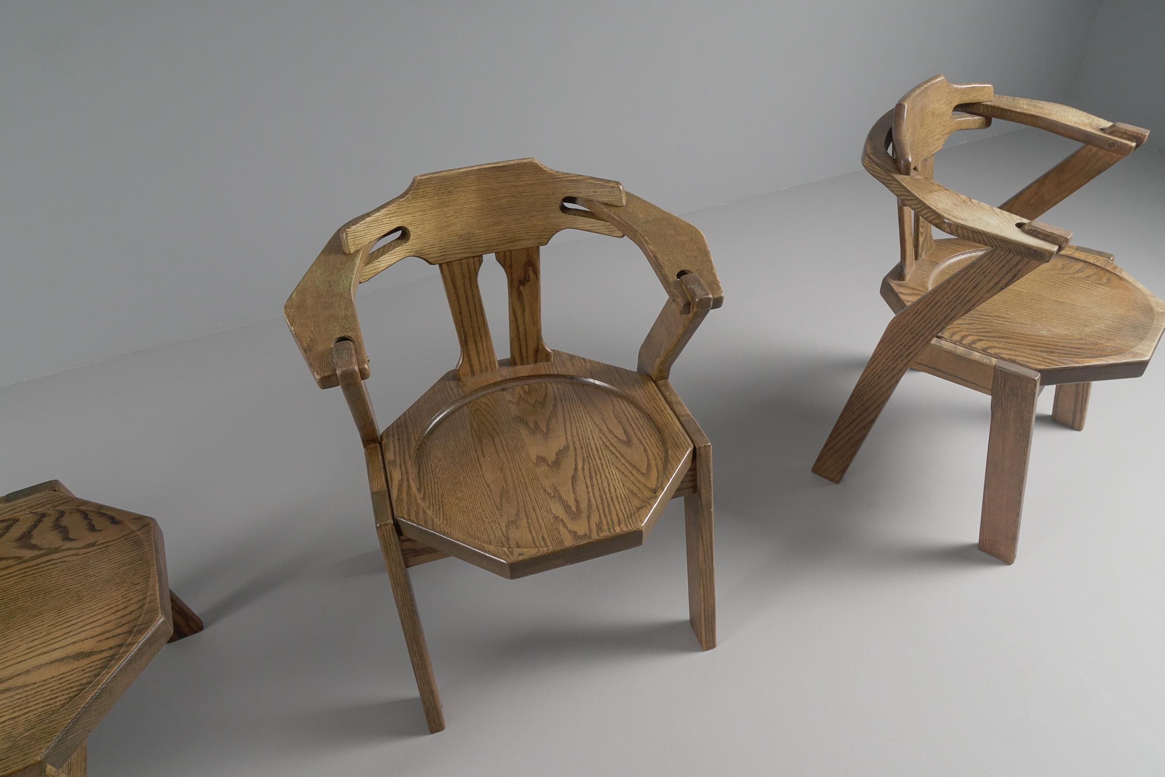 Brutalistischer Satz von 4 Stühlen mit Armlehnen aus Eiche, 1960er Jahre (Eichenholz) im Angebot