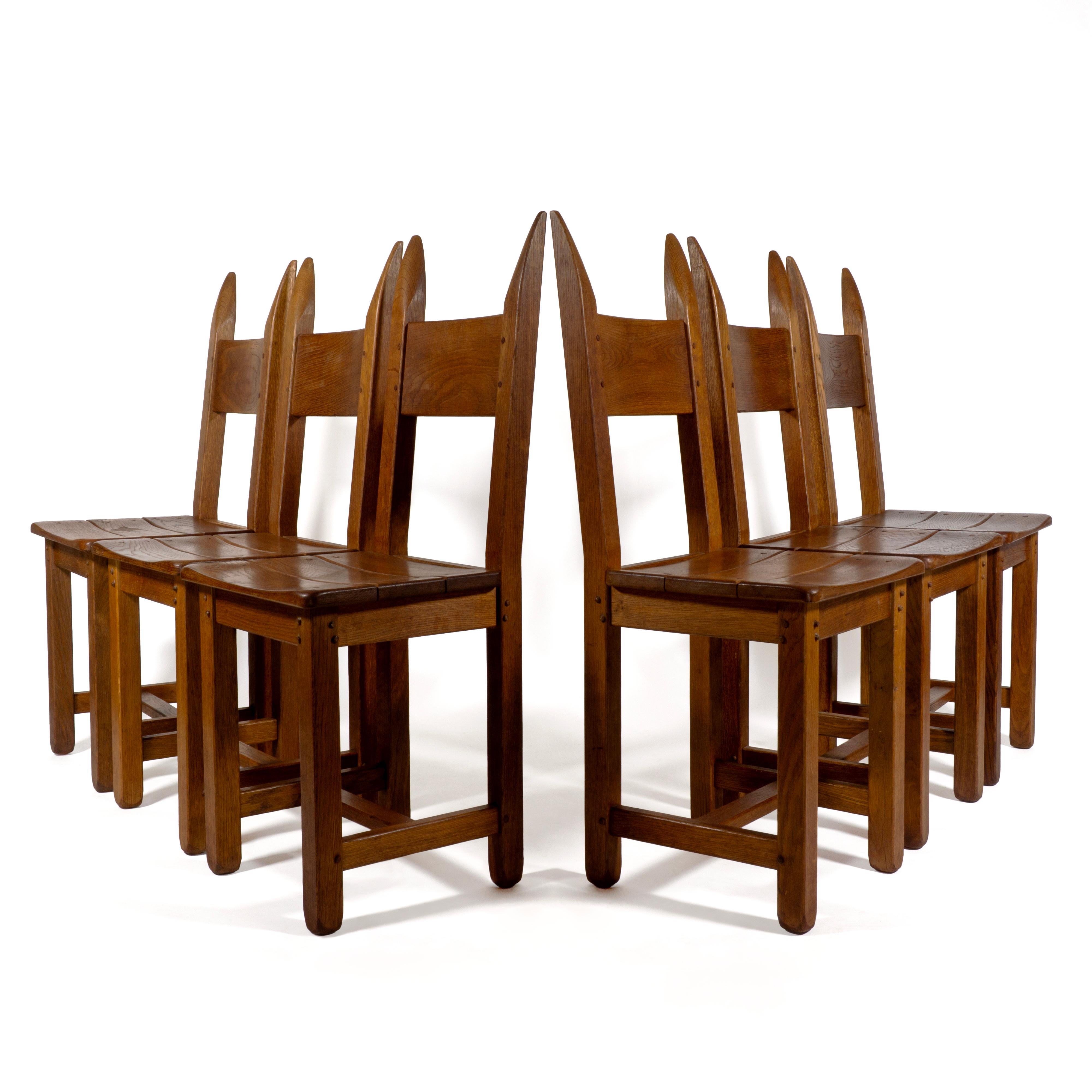Bellissimo set di sei sedie da pranzo in legno massiccio realizzate in Francia alla fine degli anni '60. 
L'aspetto sorprendente di queste sedie francesi è caratterizzato dallo schienale alto con le caratteristiche estremità affusolate. 
Queste