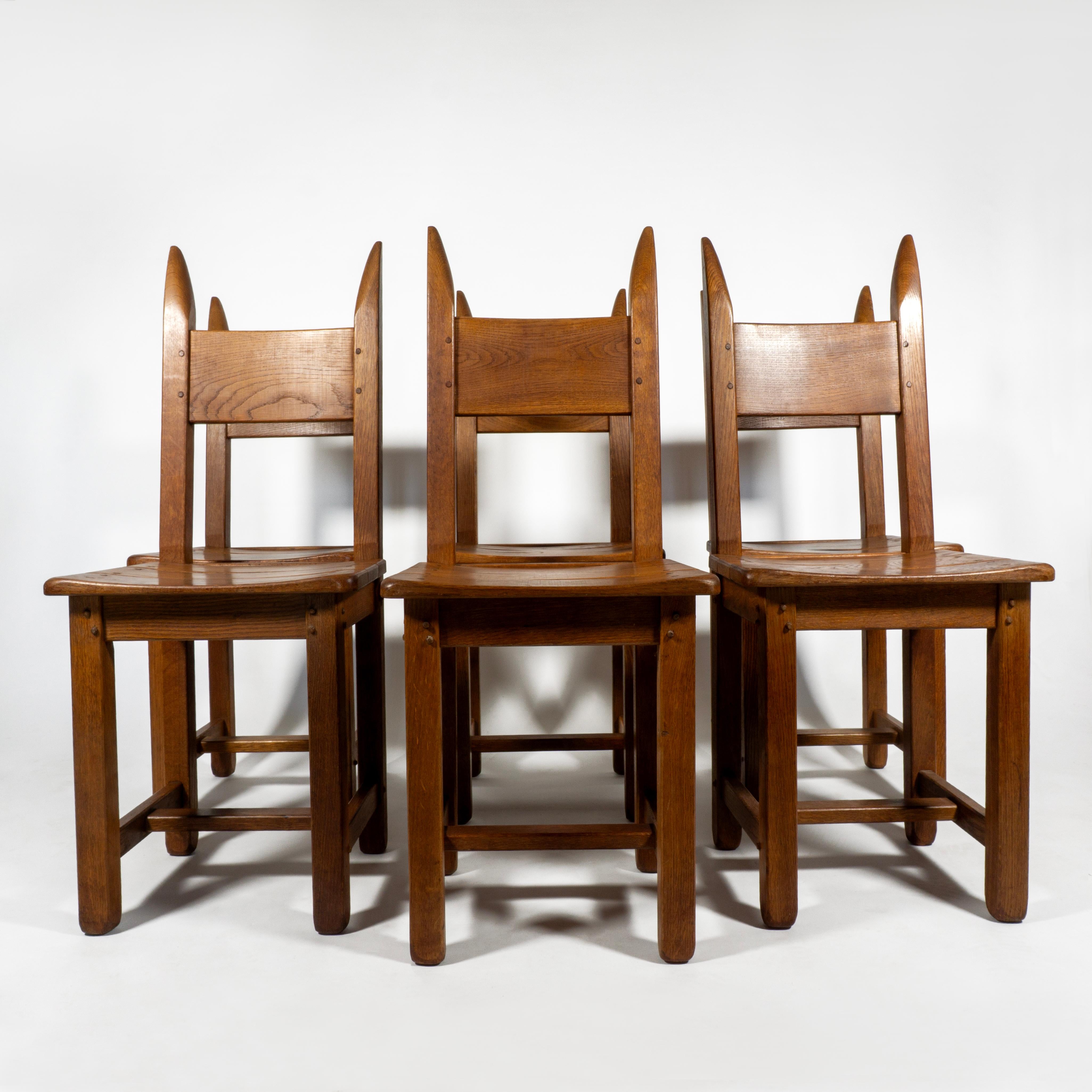 Brutalismo Set di 6 sedie da pranzo Chalet in legno massiccio francese di gusto brutalista in vendita