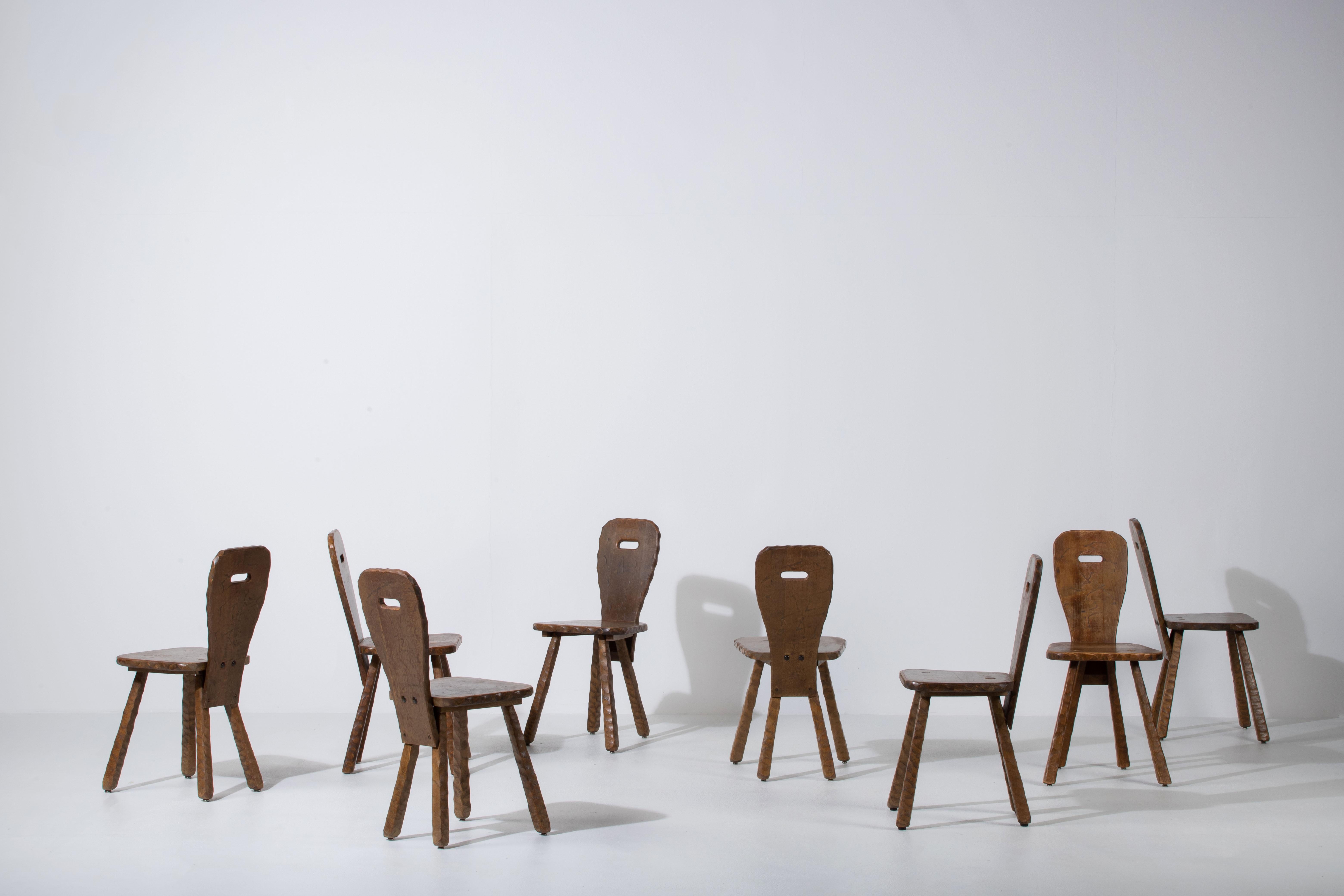 Cet ensemble de six chaises de salle à manger brutales en chêne massif a été créé dans les années 1940.
Beaux détails de gouge.