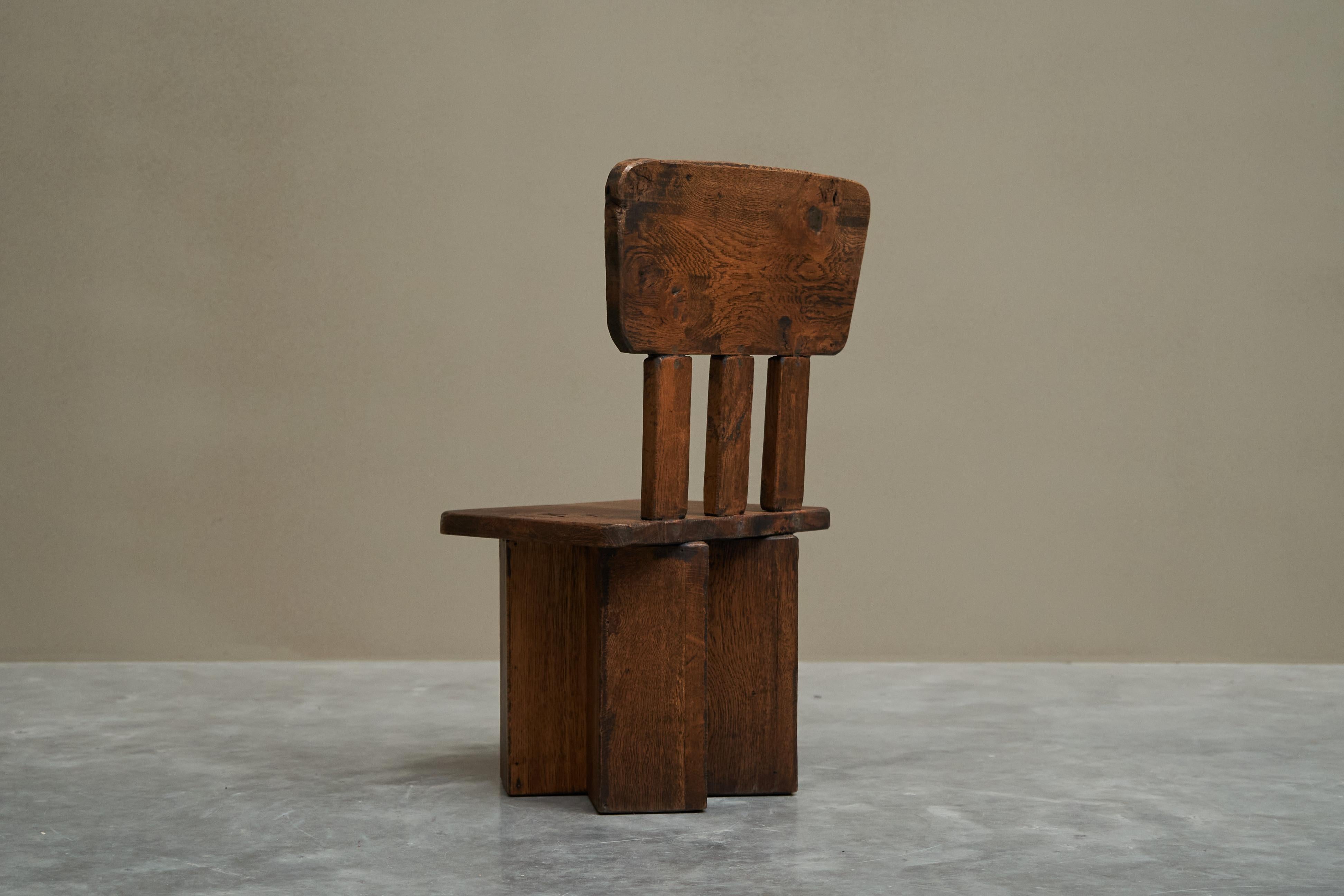 Brutalistischer Beistellstuhl aus massiver Eiche 1950er Jahre im Angebot 3