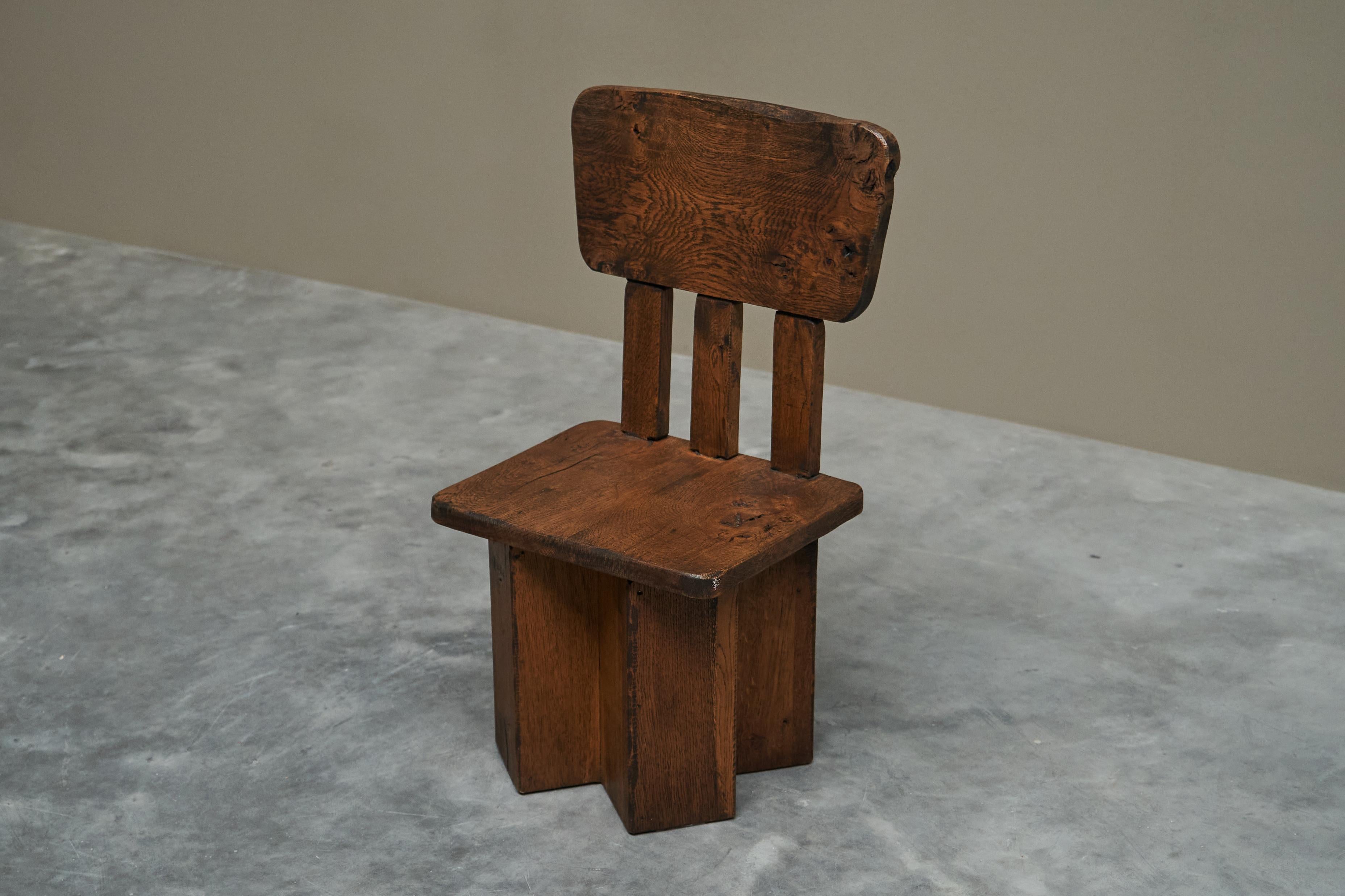 Brutalistischer Beistellstuhl aus massiver Eiche 1950er Jahre (Europäisch) im Angebot