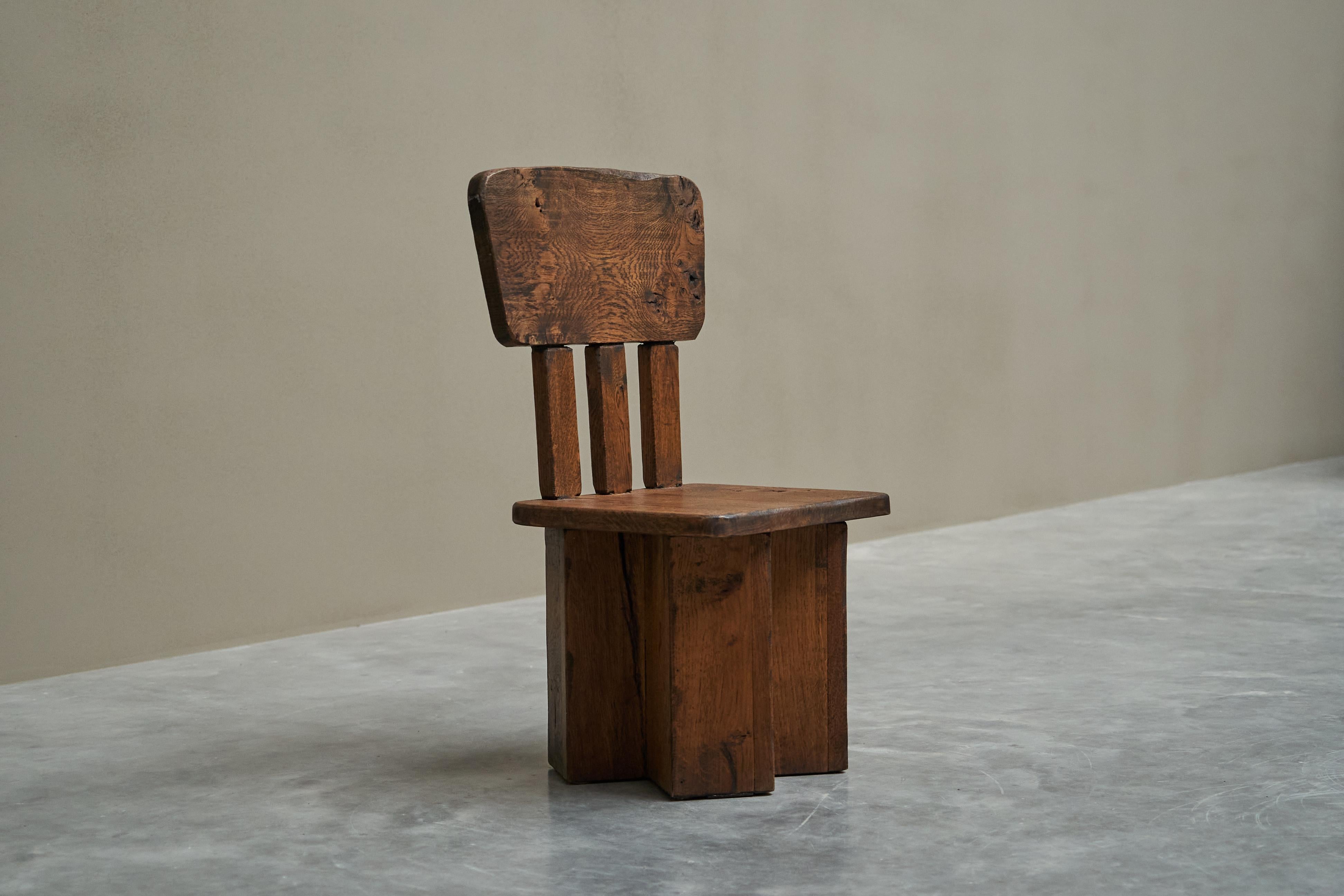 Brutalistischer Beistellstuhl aus massiver Eiche 1950er Jahre im Zustand „Gut“ im Angebot in Meer, VAN