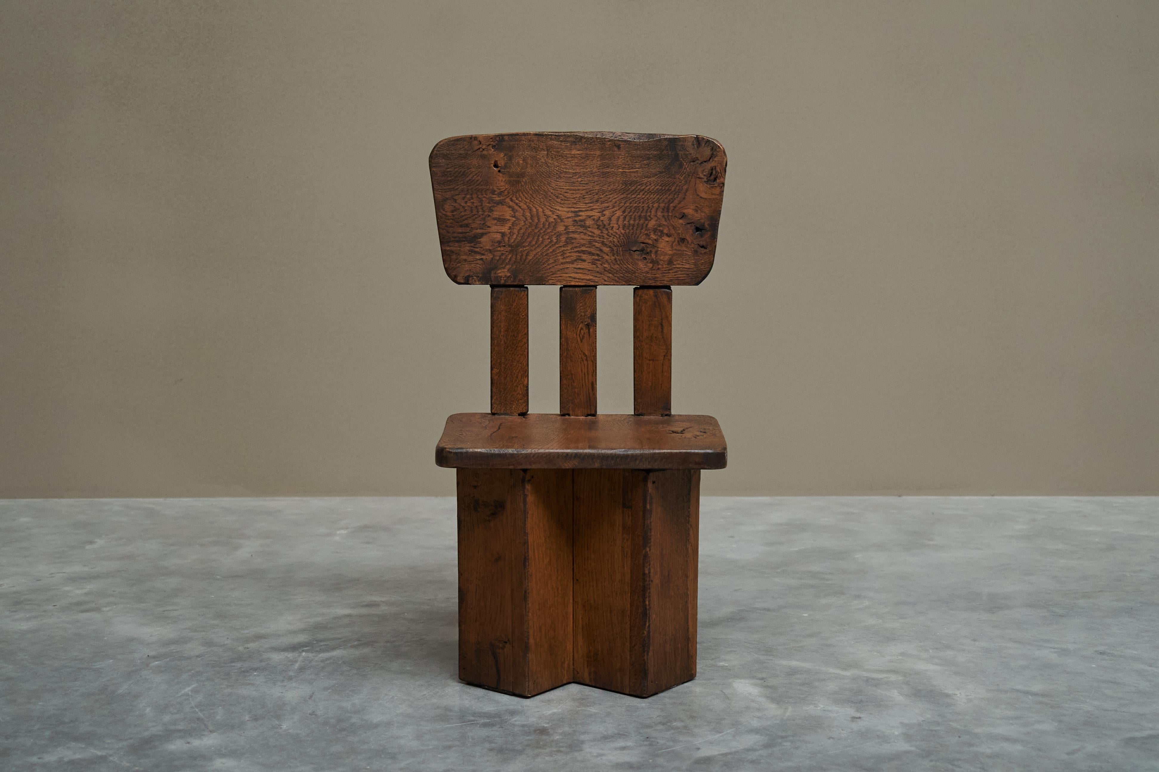 Brutalistischer Beistellstuhl aus massiver Eiche 1950er Jahre im Angebot 1