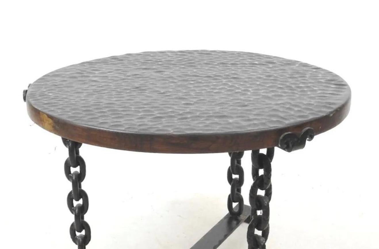 French Brutalist side table in black welded chain and oak top, travail français 1970 For Sale