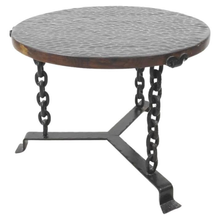 Brutalist side table in black welded chain and oak top, travail français 1970 For Sale