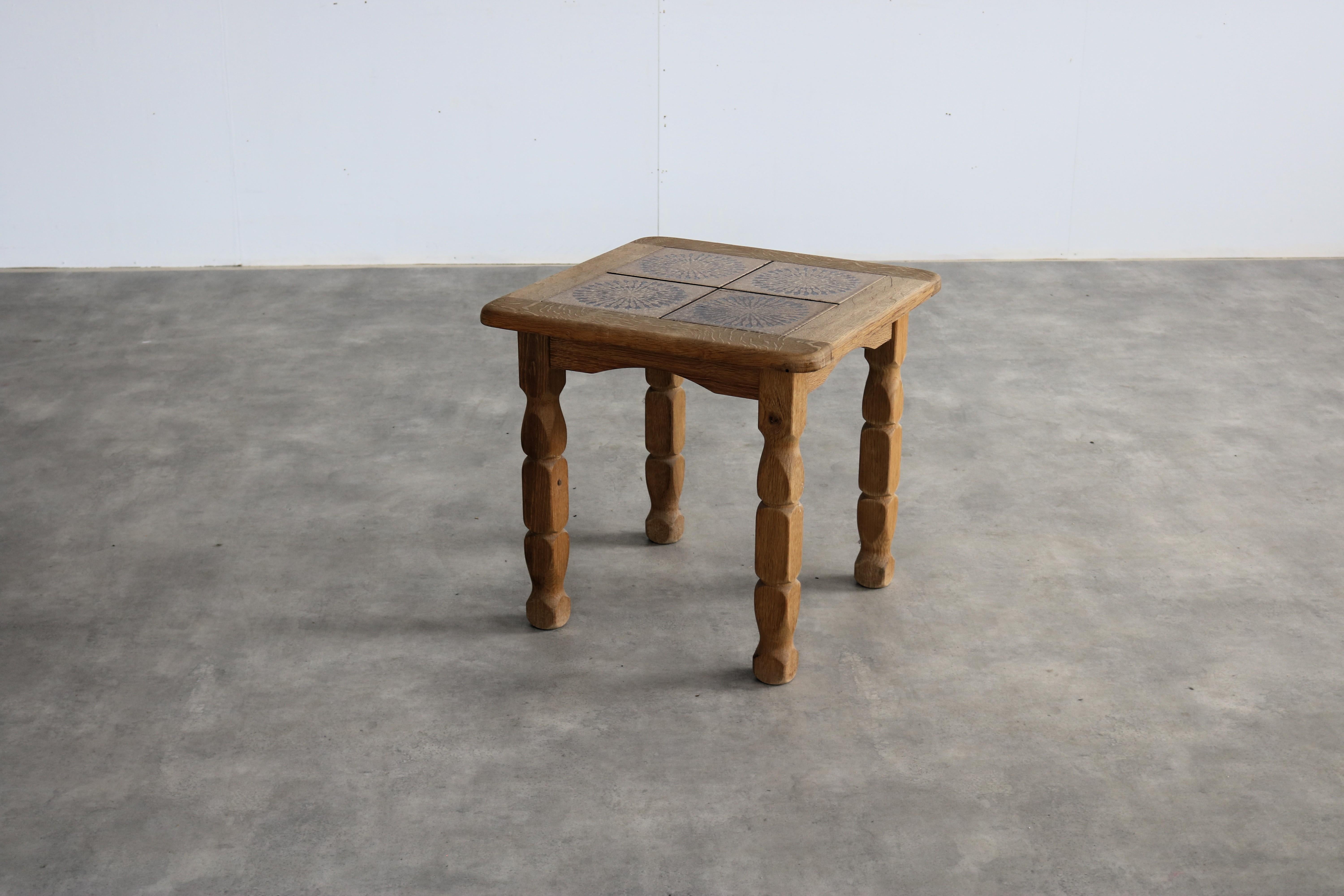 Mesa auxiliar brutalista  mesa pequeña  1960s  Danés

periodo  1960s
diseño  estilo Henning Kjaernulf  Dinamarca
condición  bien  pequeños signos de desgaste
talla  54 x 56 x 56 (alto x ancho x fondo)

detalles  roble; cerámica;

número de artículo 