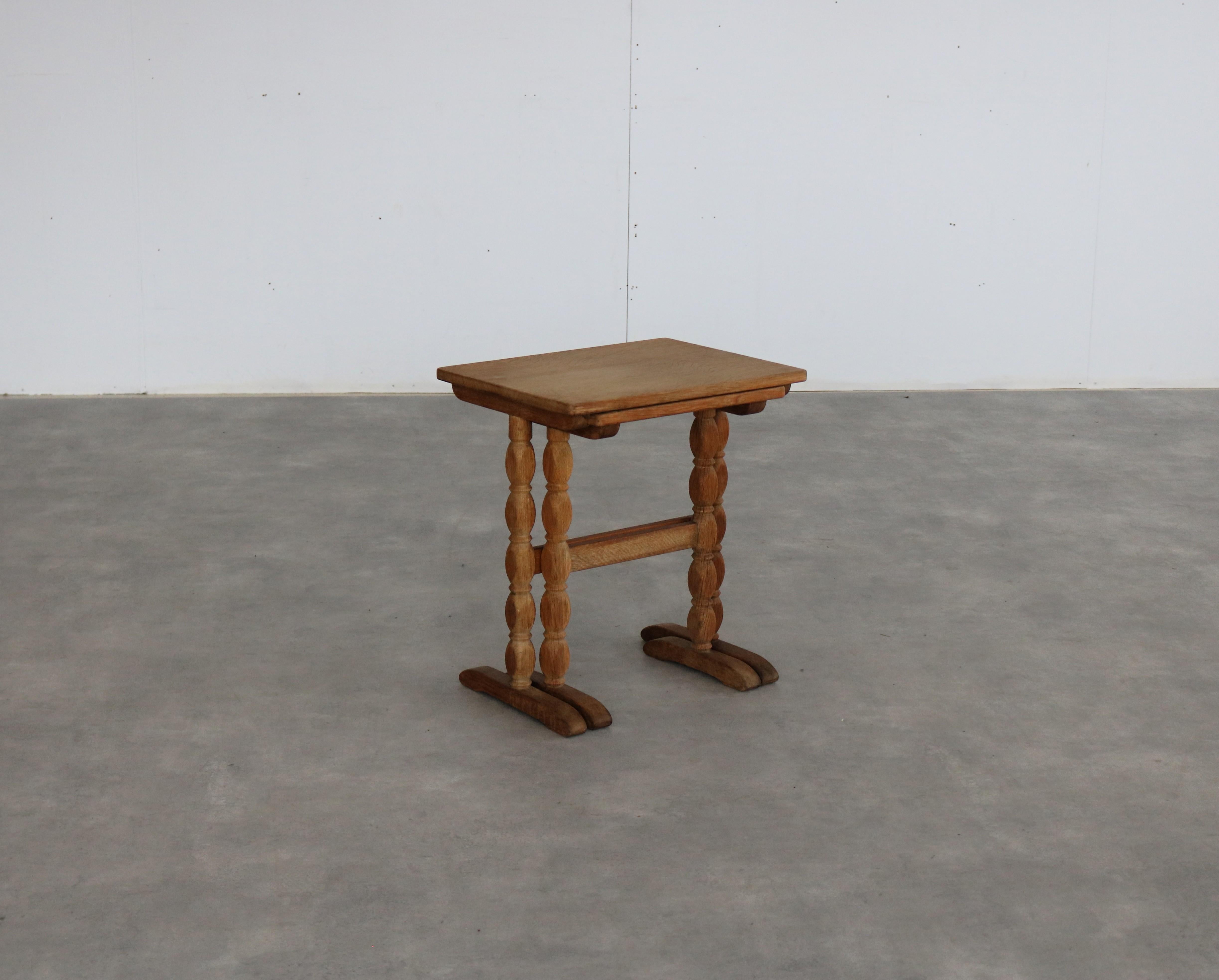
Mesas auxiliares brutalistas  mesas nido  1960s  Danés

Periodo  1960s
Diseño  Desconocido  Dinamarca
Condición  Bien  Pequeños signos de desgaste
Talla  49 x 44 x 32,5 cm (alto x ancho x fondo) (mesa más grande)

Detalles  Roble; Juego de