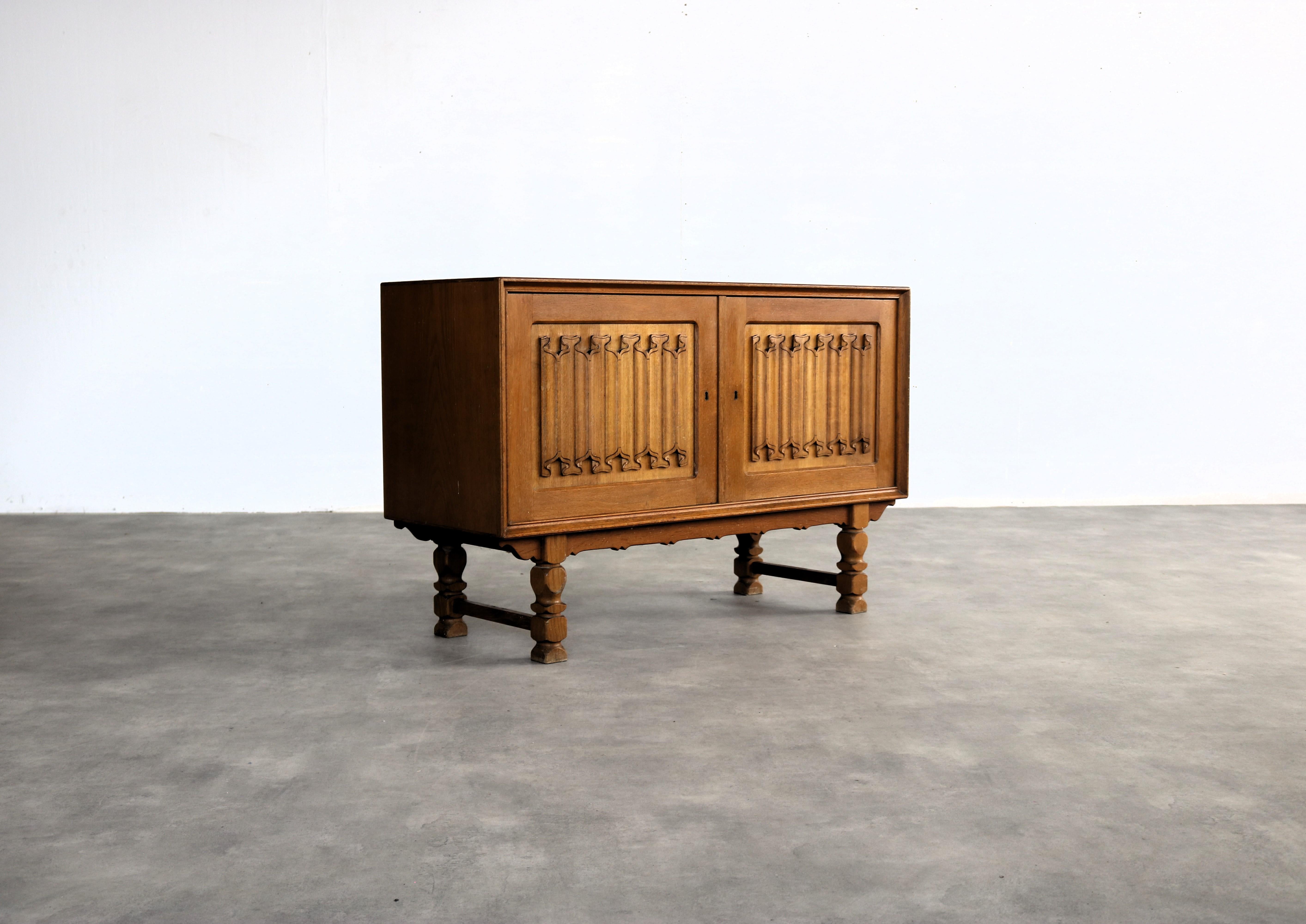 
Brutalist sideboard  sideboard  1960s  Danish

period  1960s
design  unknown  style: Henning Kjaernulf  Denmark
condition  good  minor signs of wear
size  73 x 112 x 42 cm (h x w x d)

details  oak; 

item number  2925