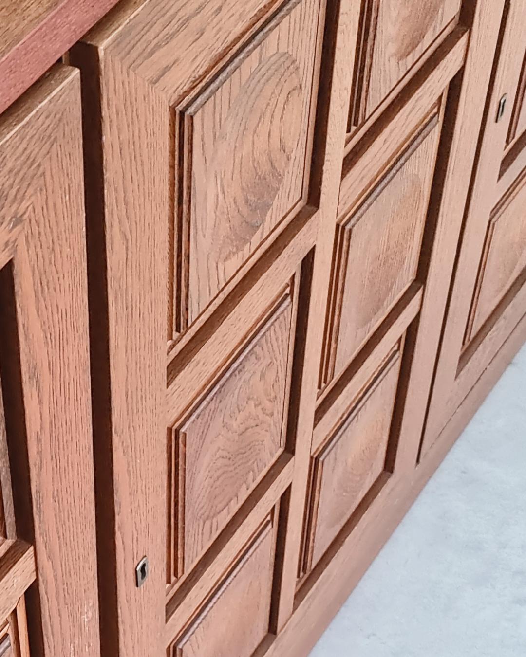 Brutalistisches Eichen-Sideboard des belgischen Designers Gerhard Bartels. Die vier Türen weisen ein für das Design der 1970er Jahre charakteristisches geometrisches Muster auf. Sein auffälliges Design verbindet Funktionalität mit einer starken