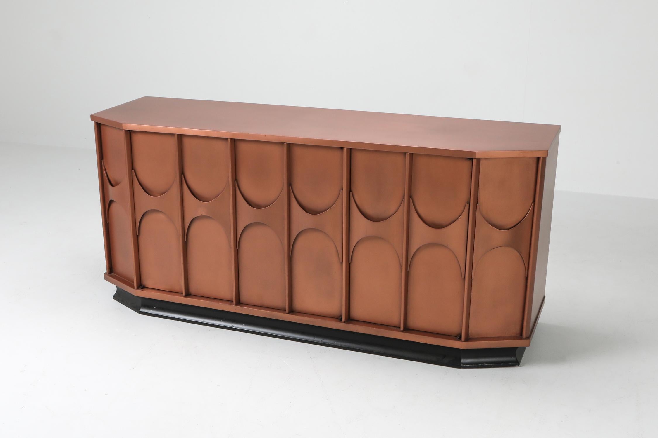Brutalistisches Sideboard aus Kupferlack, Belgien, 1960er Jahre im Zustand „Hervorragend“ in Antwerp, BE