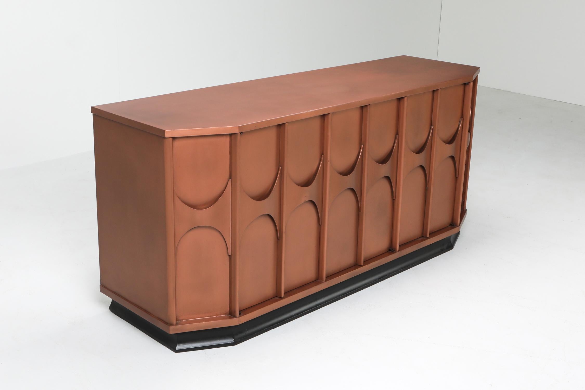 Brutalistisches Sideboard aus Kupferlack, Belgien, 1960er Jahre (Holz)