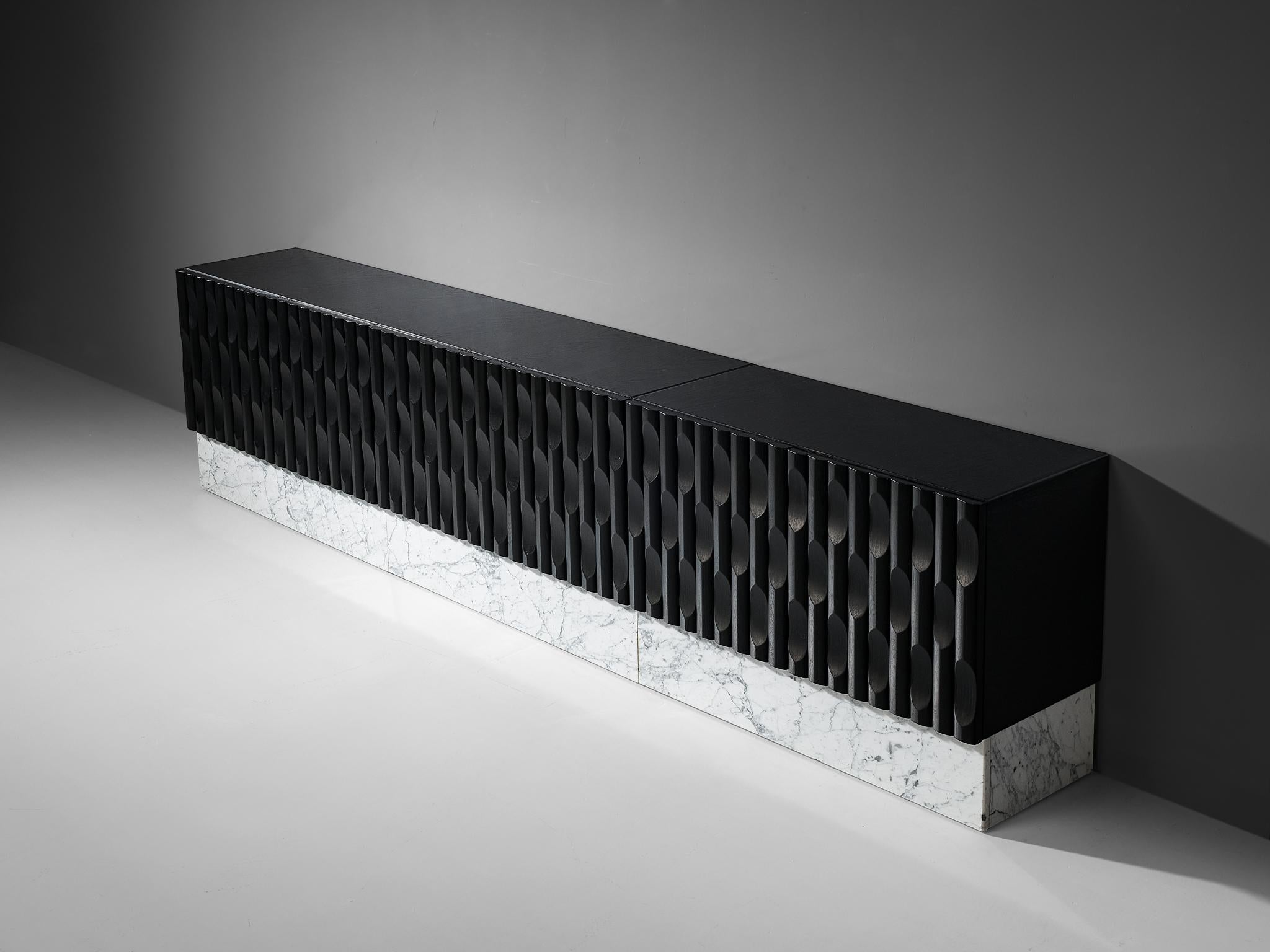 Buffet ou crédence, chêne laqué, chêne, marbre, stratifié, feutre, Belgique, 1970

Ce cabinet se caractérise par un rythme et un flux clairs, établis au moyen d'une mise en page bien pensée et tout à fait équilibrée. Les panneaux sculptés attirent