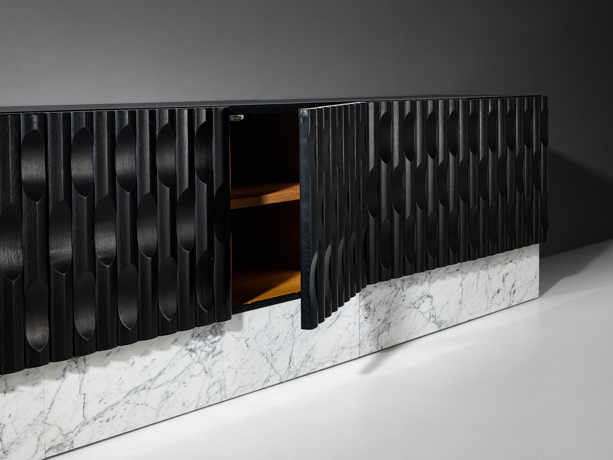 Buffet brutaliste en marbre et chêne laqué noir 1