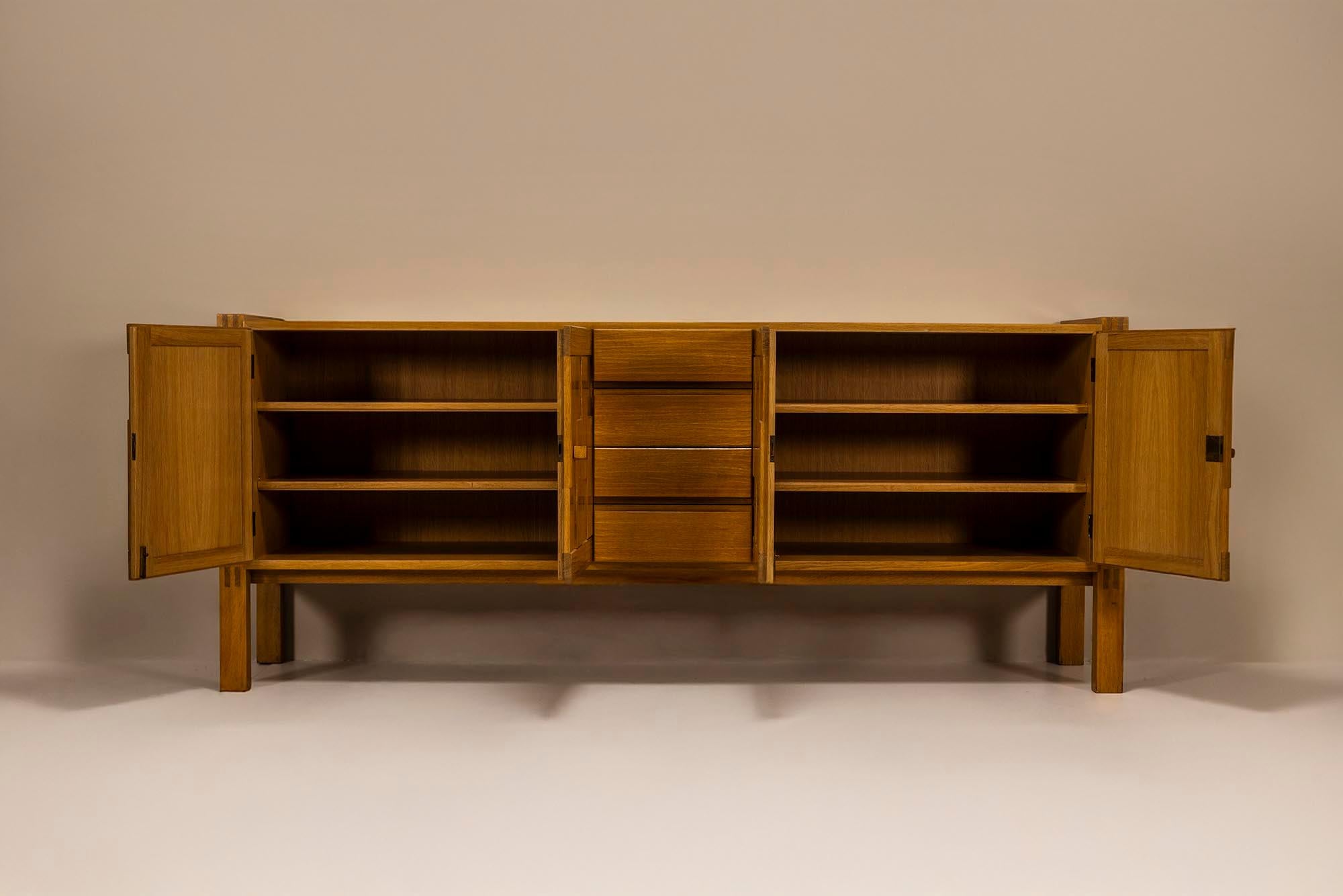Una credenza solida e scultorea che evoca lo spirito del Brutalismo degli anni '80. Progettato con chiarezza e intenzione, questo pezzo combina una forte geometria con un approccio altamente tattile ai materiali. Il risultato è un mobile dal