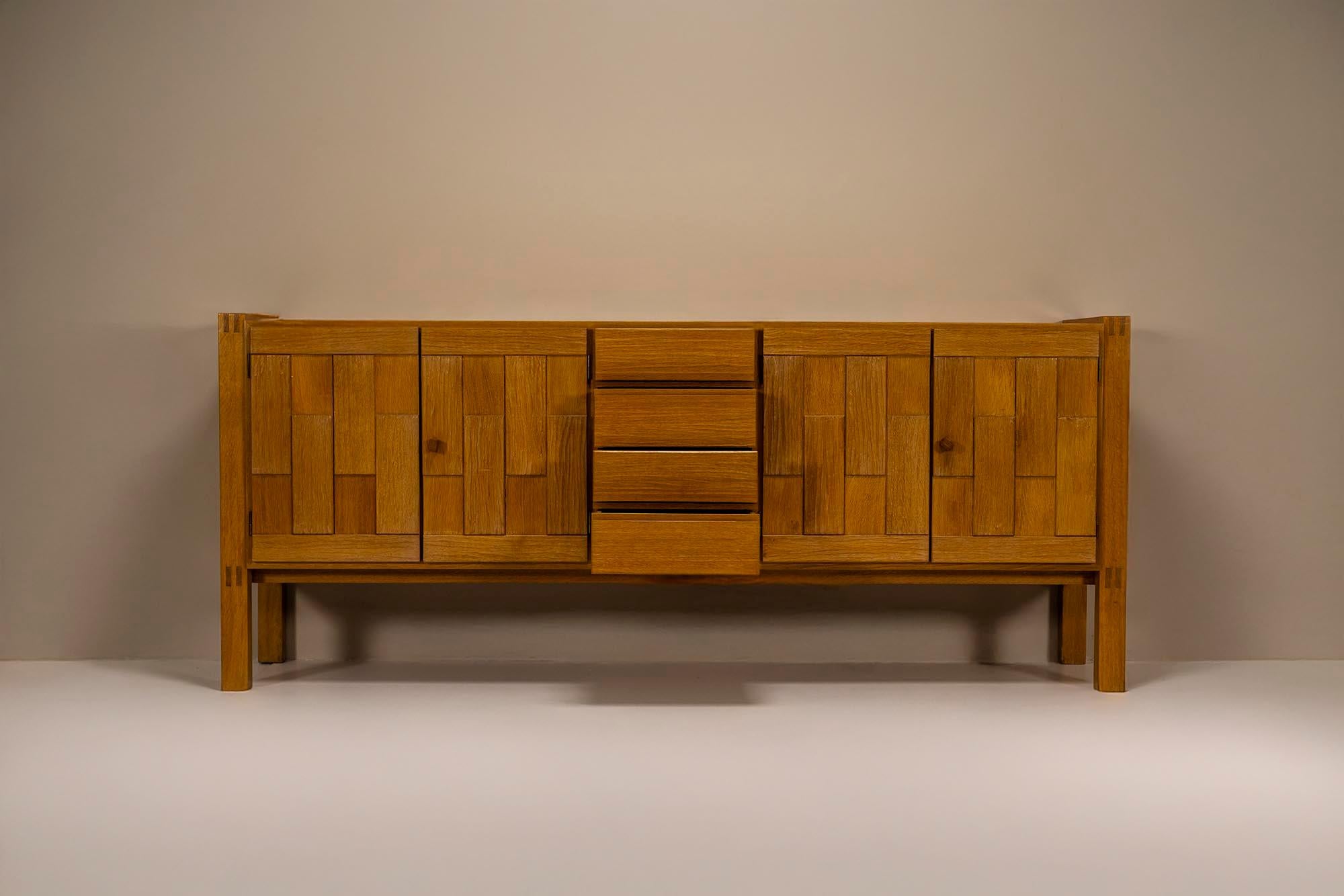 Europeo Credenza brutalista in Oak, anni '80 in vendita