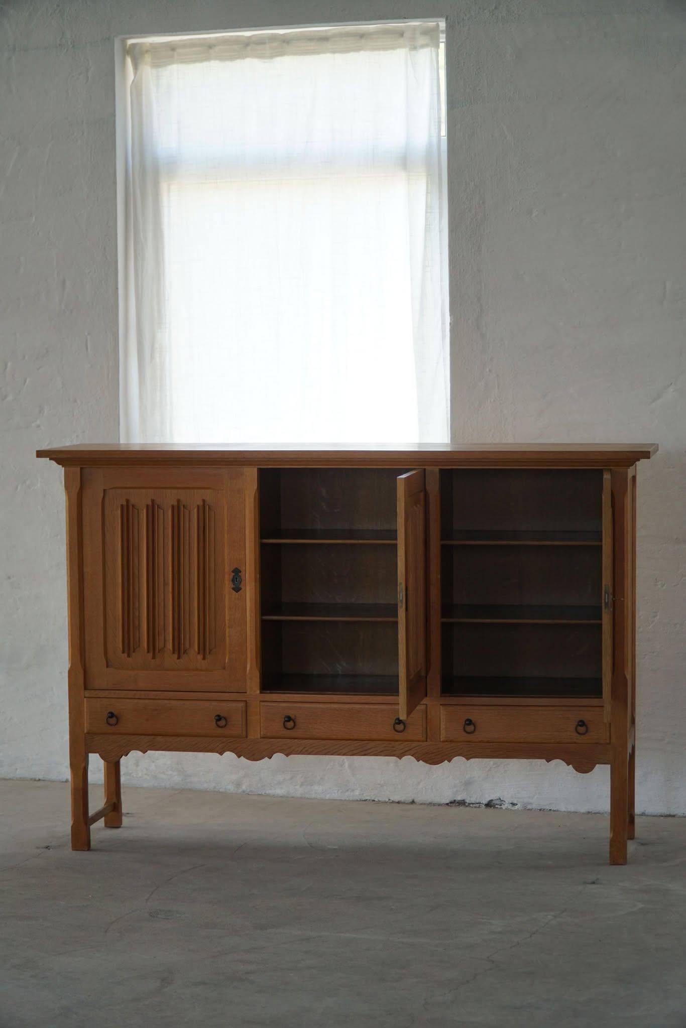 Brutalist Sideboard in Oak, Danish Mid Century Modern, Kjærnulf Style, 1960s In Good Condition For Sale In Odense, DK