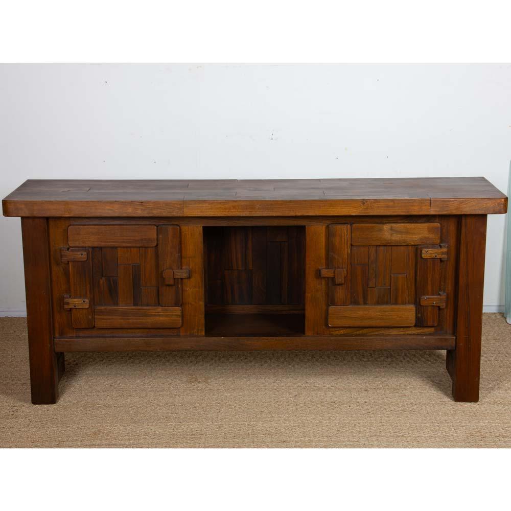 This brutalist enfilade in solid elm dates from the 1970s. The front opens with two doors. This vintage sideboard is in good original condition.