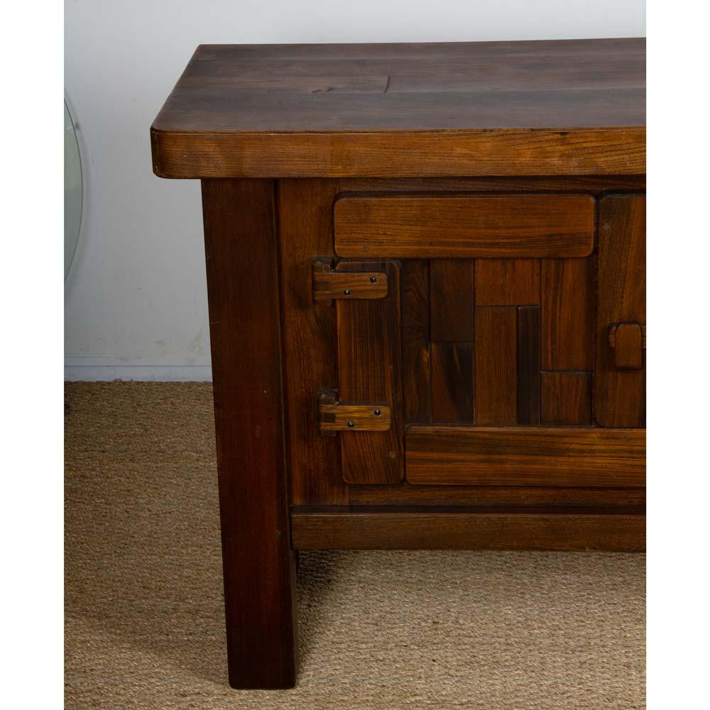 Français Brutalist sideboard in solid elm, 1970s en vente