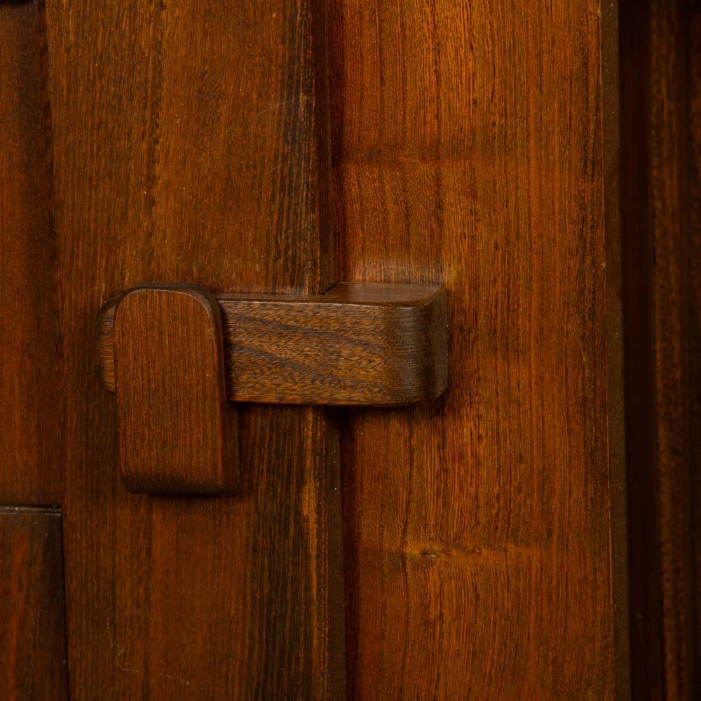 Brutalist sideboard in solid elm, 1970s Bon état - En vente à MONTESSON, FR
