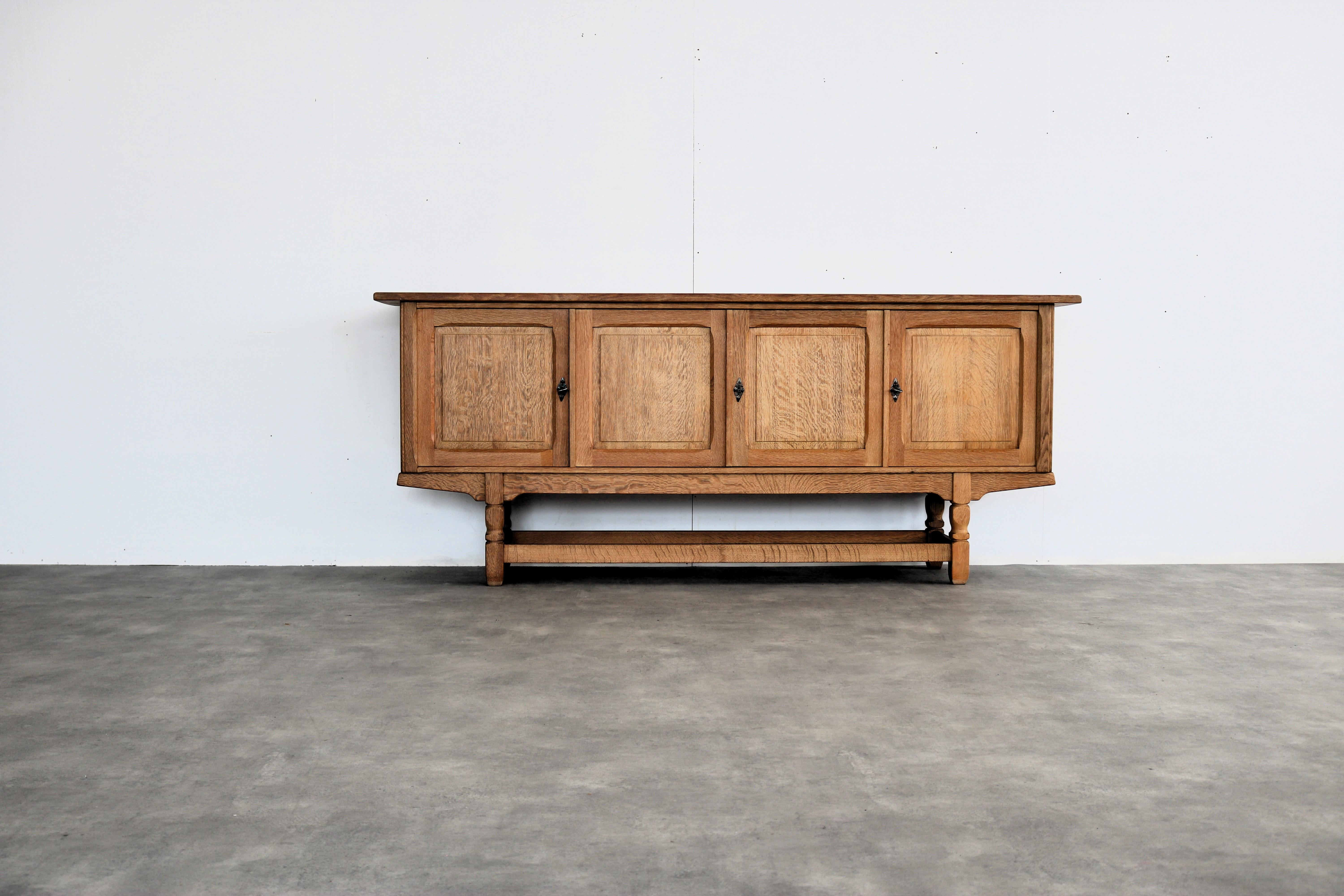 brutalistisches Sideboard  Eiche  Anrichte  60s  Dänisch

Stilvolles brutalistisches Sideboard aus Eiche. 

Zeitraum  60s
Entwurf  Stil Henning Kjaernulf  Dänemark
Bedingung  gut  leichte Gebrauchsspuren
Größe  90 x 215 x 49 (HxBxT)

Details 
