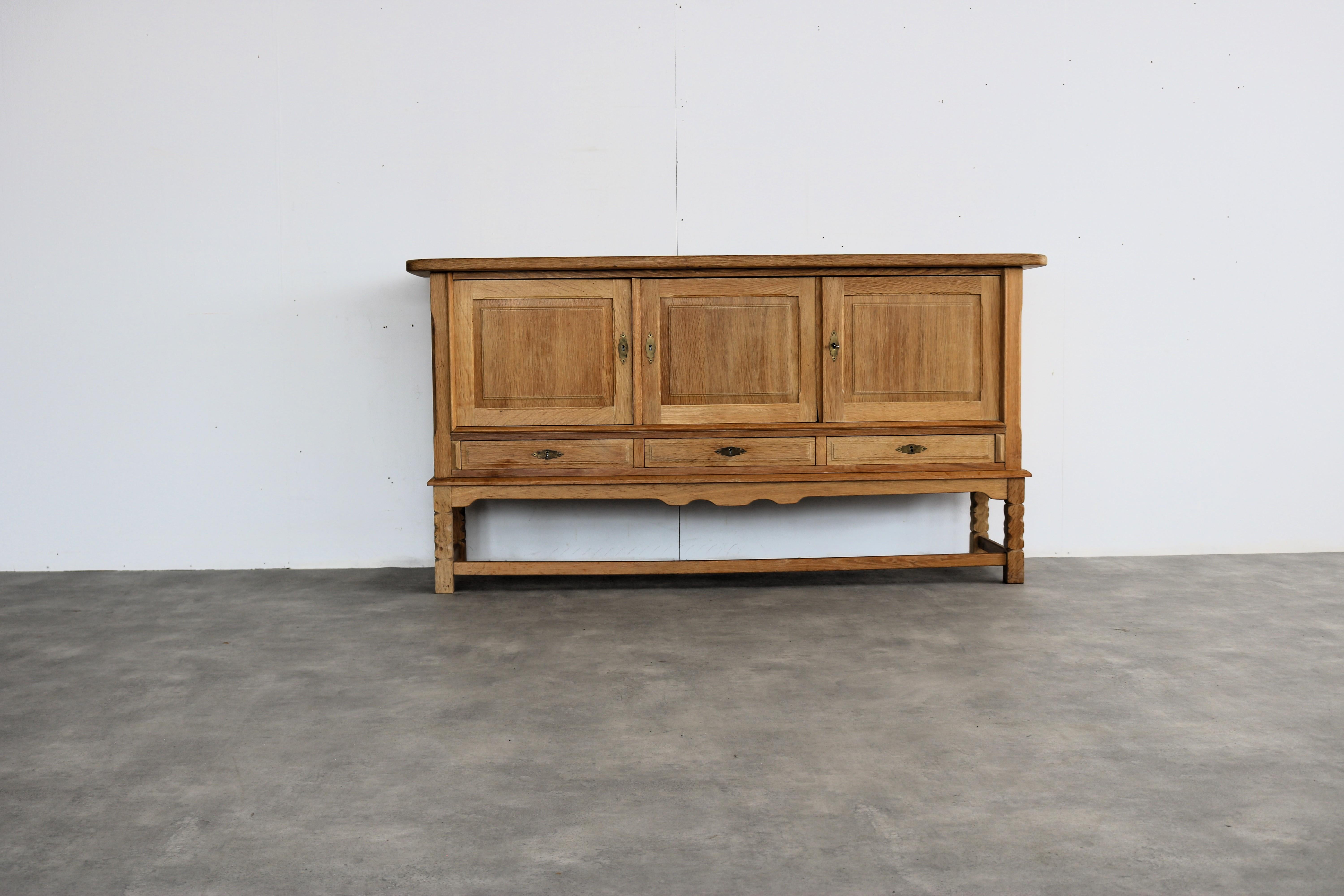 brutalistisches Sideboard  Eiche  Anrichte  60s  Dänisch

Stilvolles brutalistisches Sideboard aus Eiche. 

Zeitraum  60s
Entwurf  Stil Henning Kjaernulf  Dänemark
Bedingung  gut  leichte Gebrauchsspuren
Größe  92 x 176 x 50 (HxBxT)

Details 