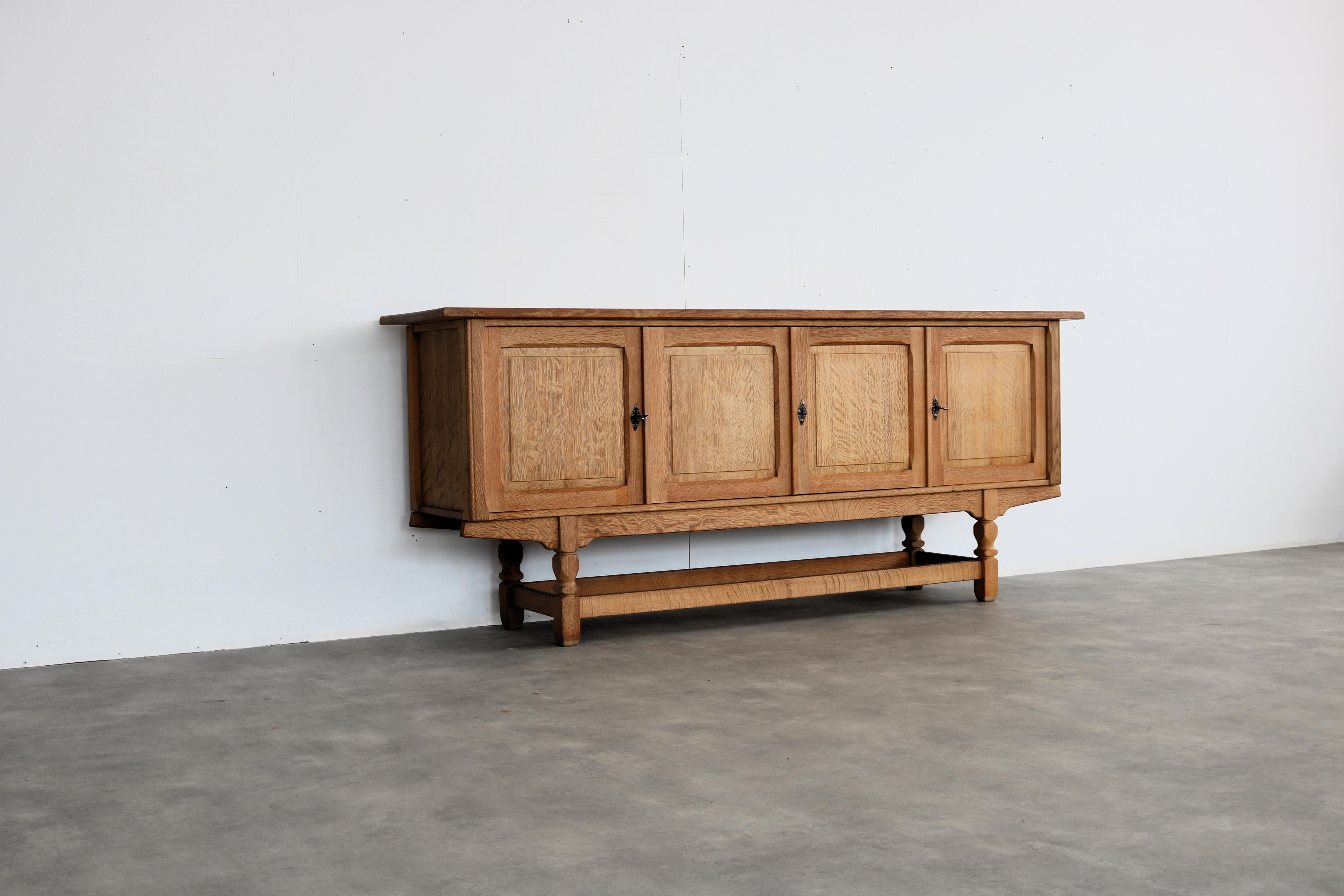 brutalistisches Sideboard  Eiche  Anrichte  60s  Dänisch im Zustand „Gut“ im Angebot in Lemmer, NL
