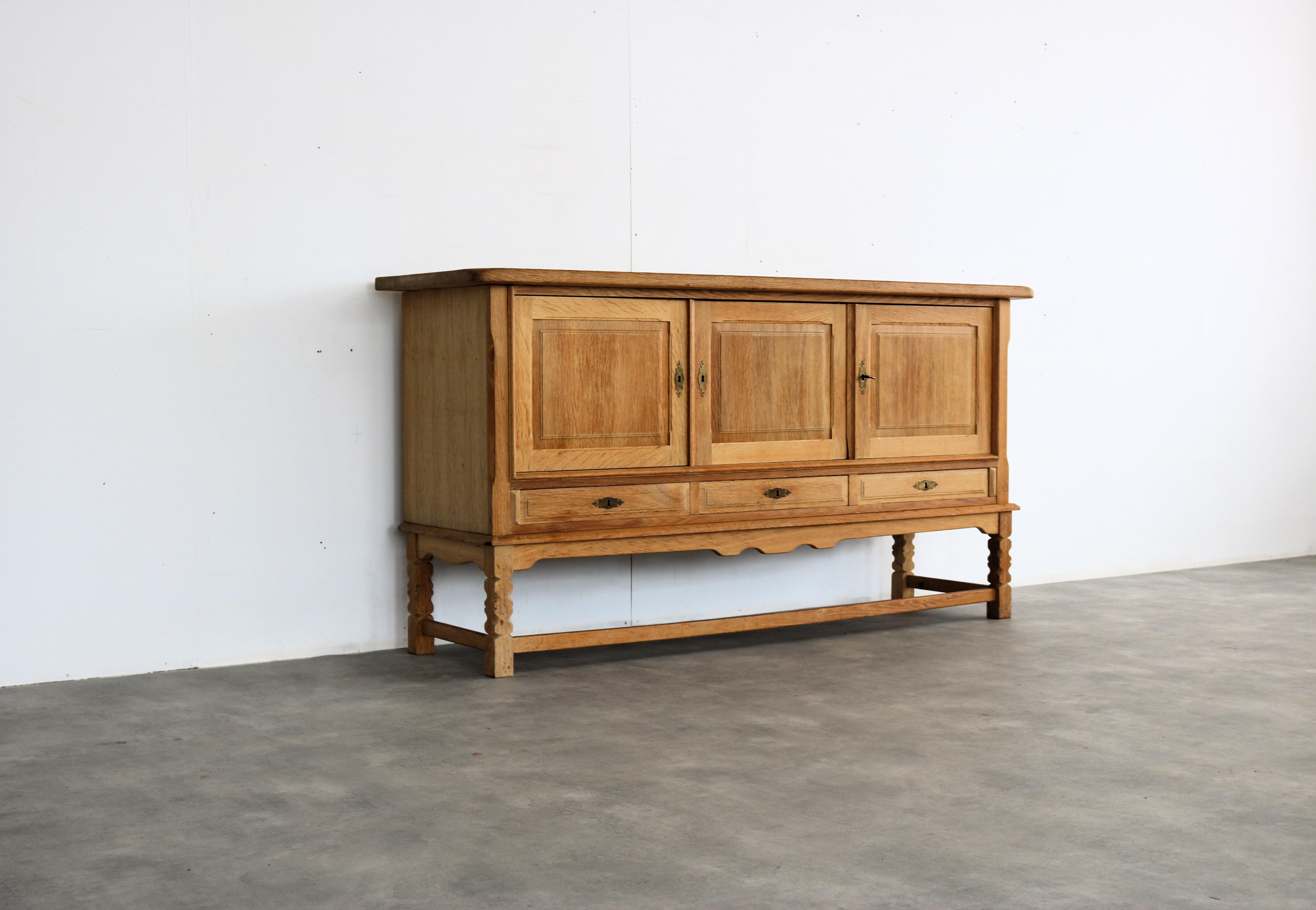 brutalistisches Sideboard  Eiche  Anrichte  60s  Dänisch im Zustand „Gut“ im Angebot in Lemmer, NL