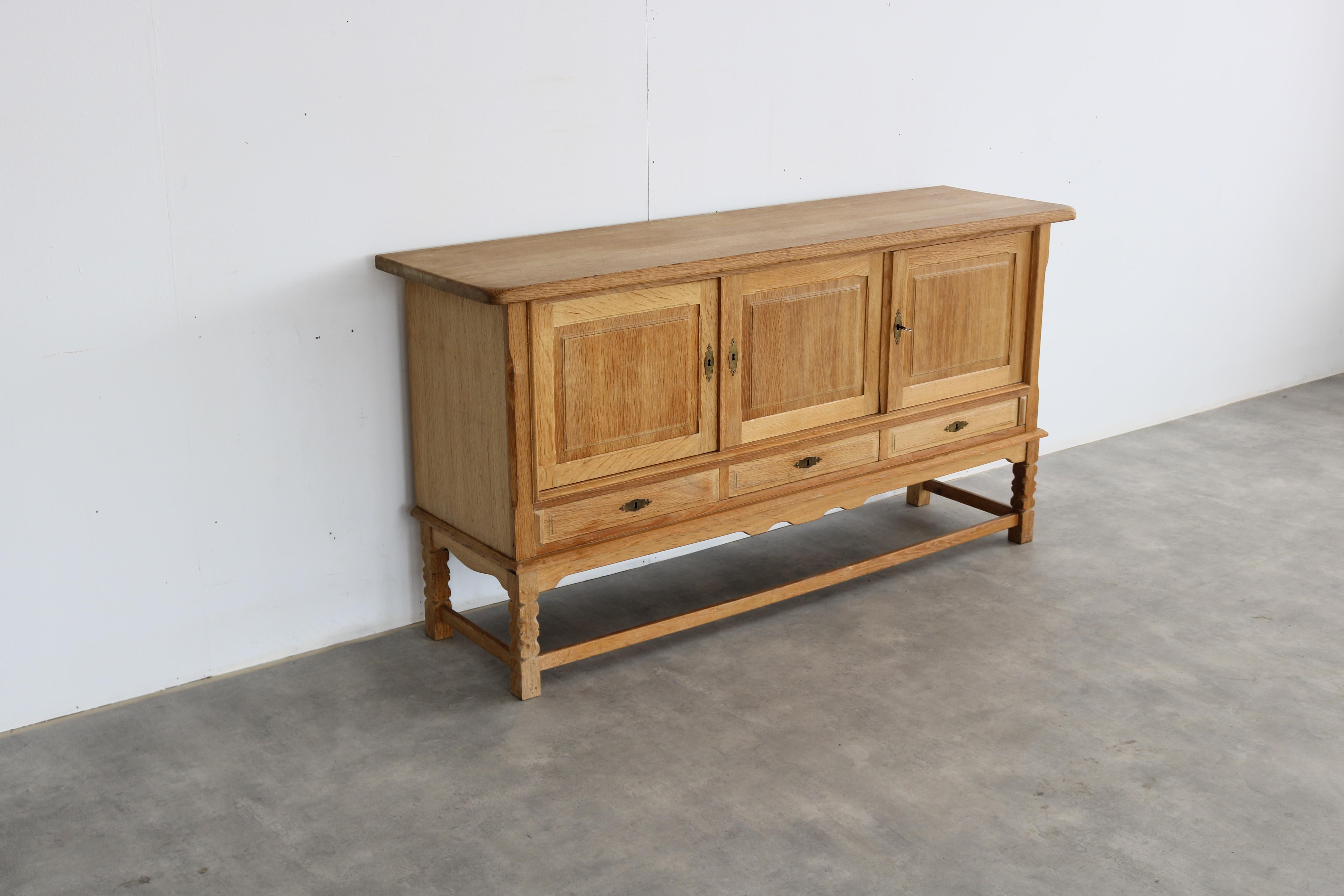 brutalistisches Sideboard  Eiche  Anrichte  60s  Dänisch (Mitte des 20. Jahrhunderts) im Angebot