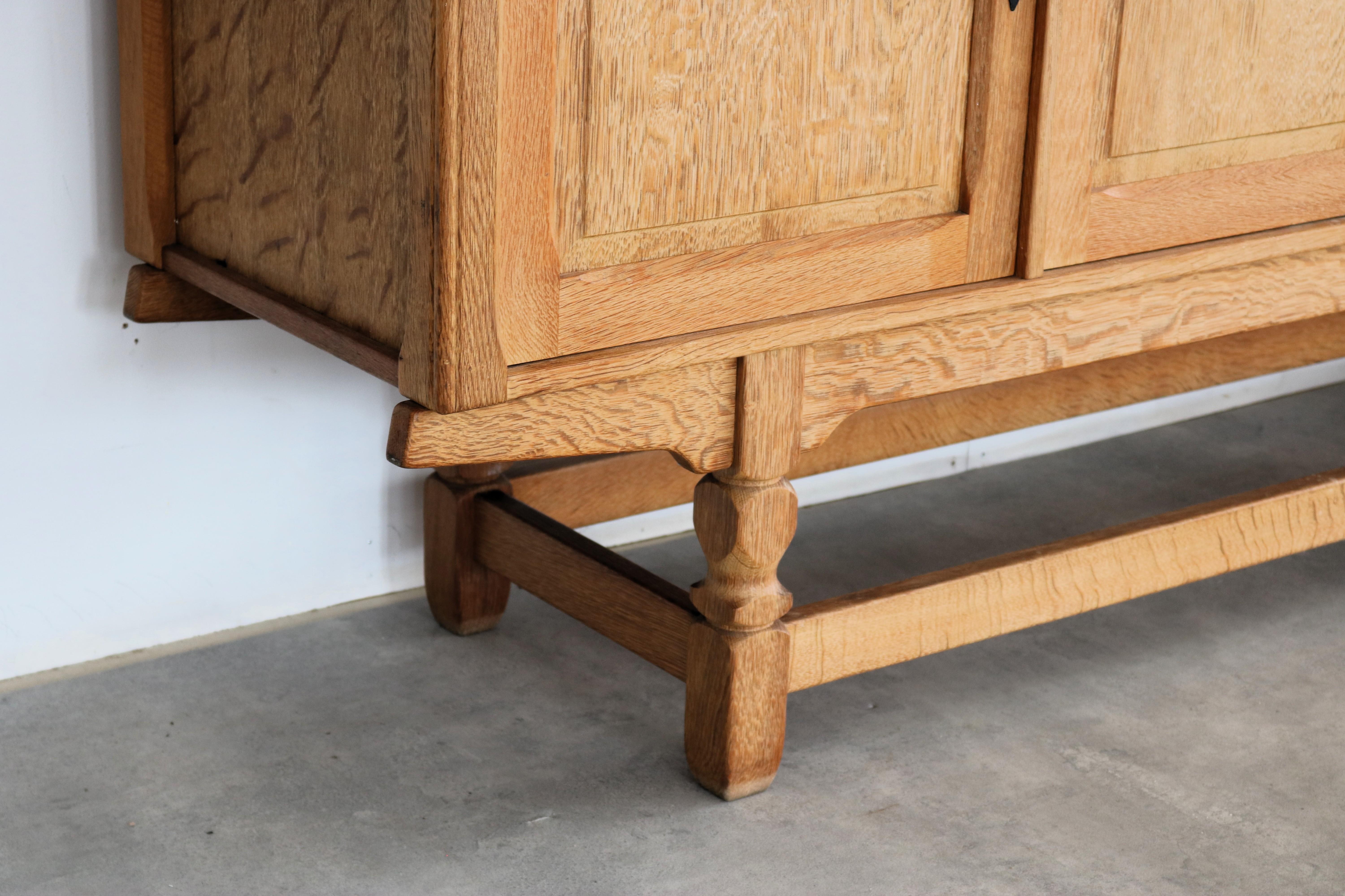 brutalistisches Sideboard  Eiche  Anrichte  60s  Dänisch (Eichenholz) im Angebot