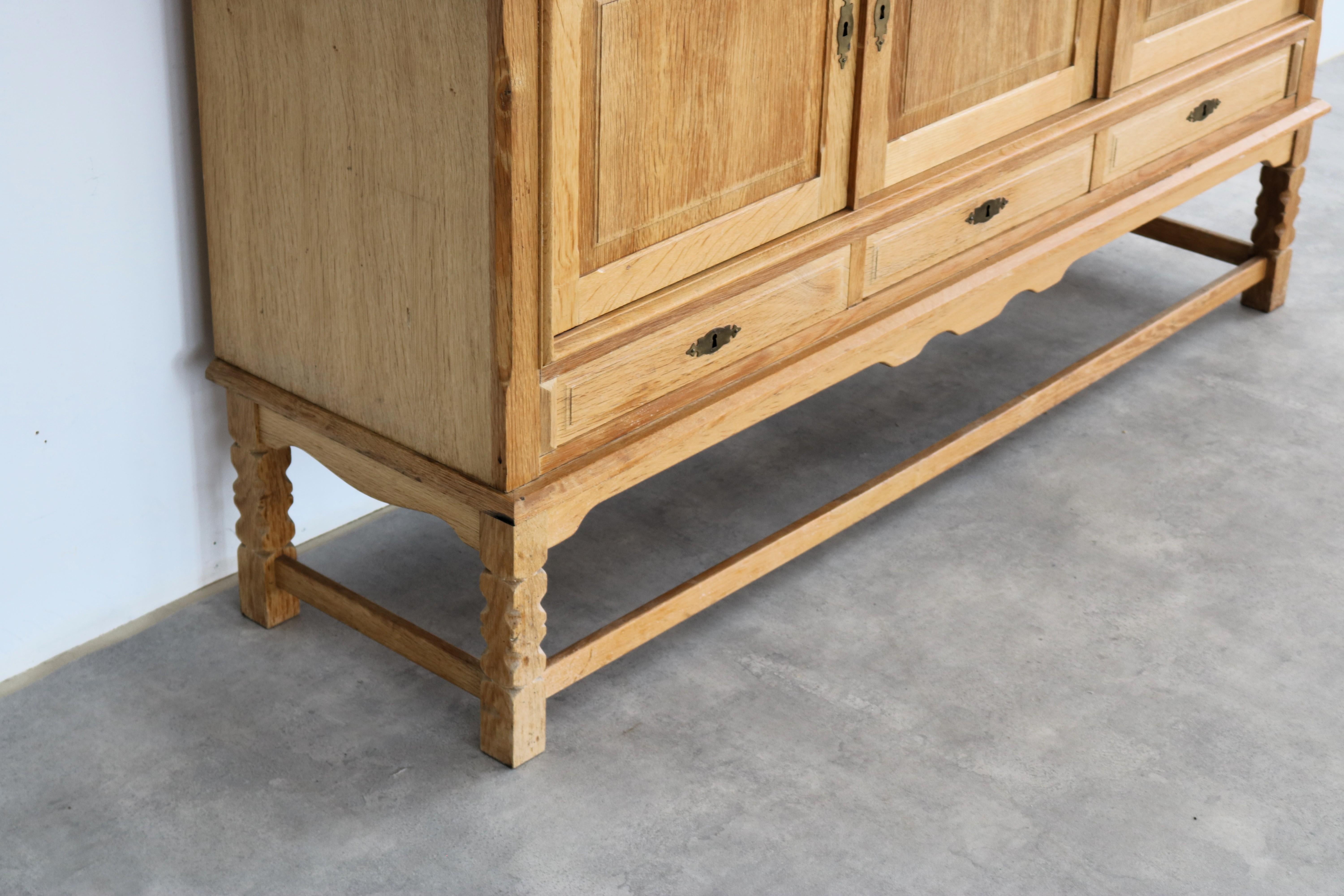 brutalistisches Sideboard  Eiche  Anrichte  60s  Dänisch (Eichenholz) im Angebot