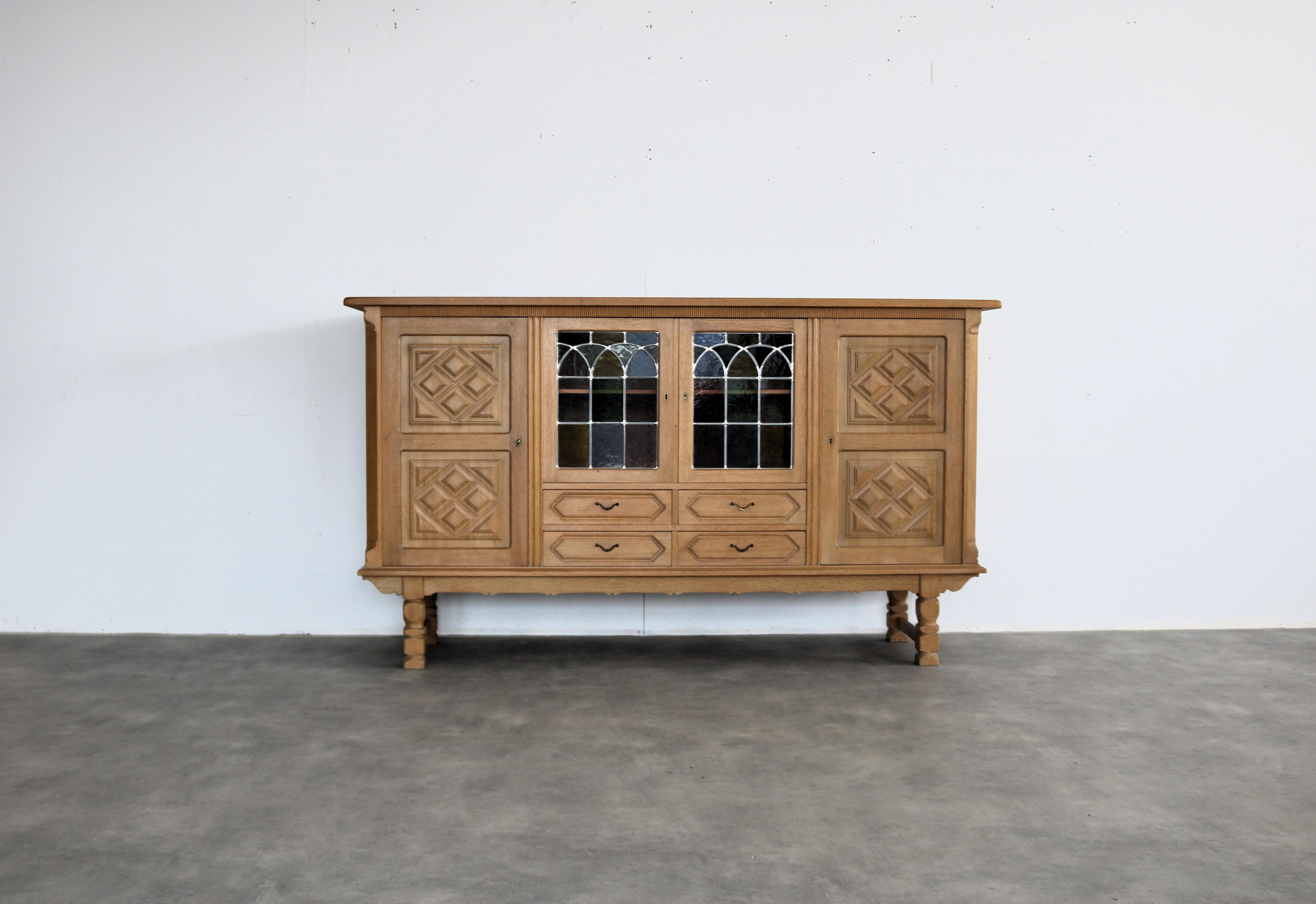 
Brutalist sideboard  sideboard  1960s  Danish

period  1960s
design  unknown  style: Henning Kjaernulf  Denmark
condition  good  minor signs of wear
size  117 x 206 x 53 cm (h x w x d)

details  oak; glass;

item number  2923