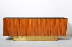 Credenza brutalista con quattro ante