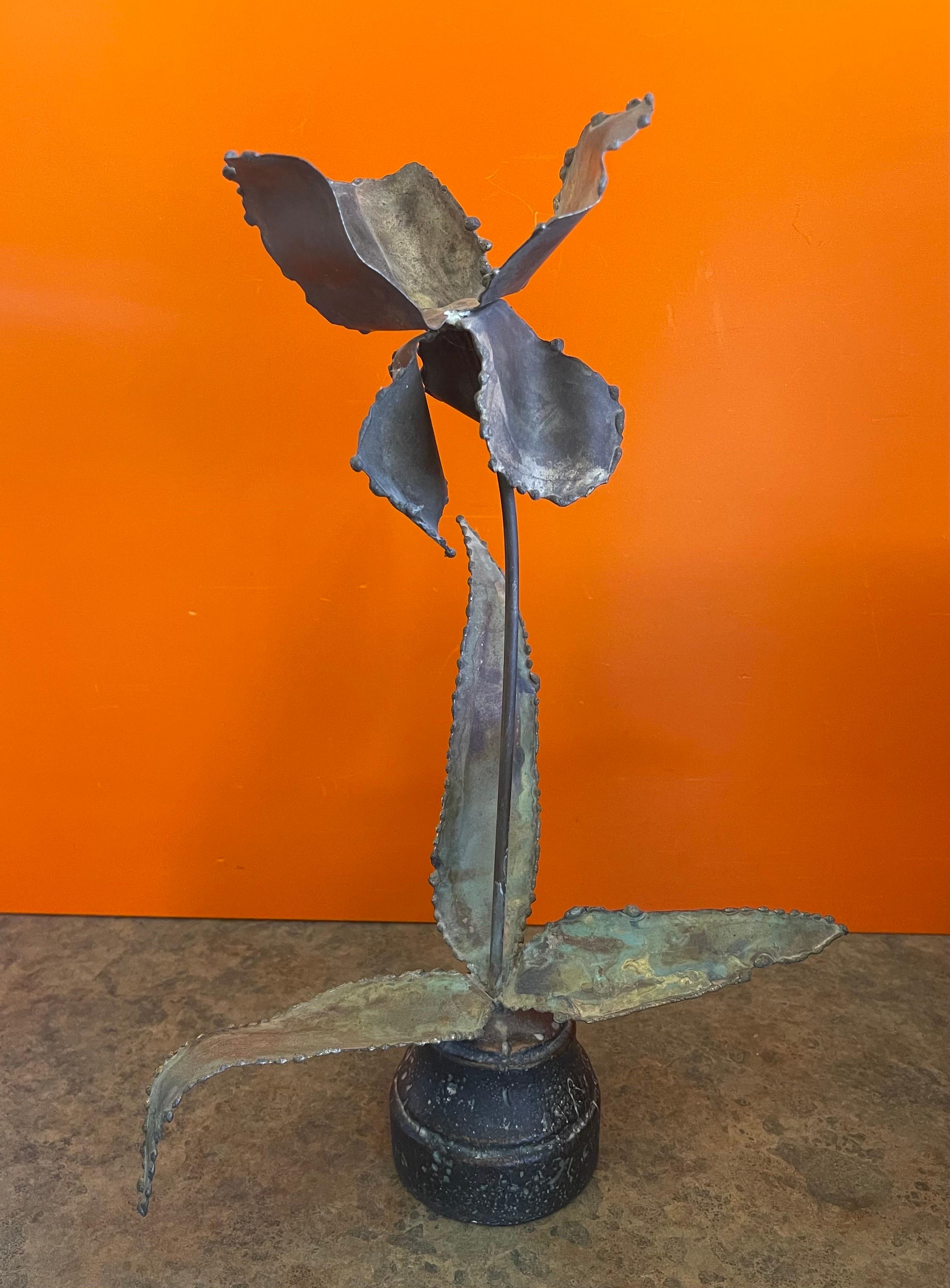 Sculpture en métal brut signée Brutalist Torch Cut Flower Sculpture  en vente 8