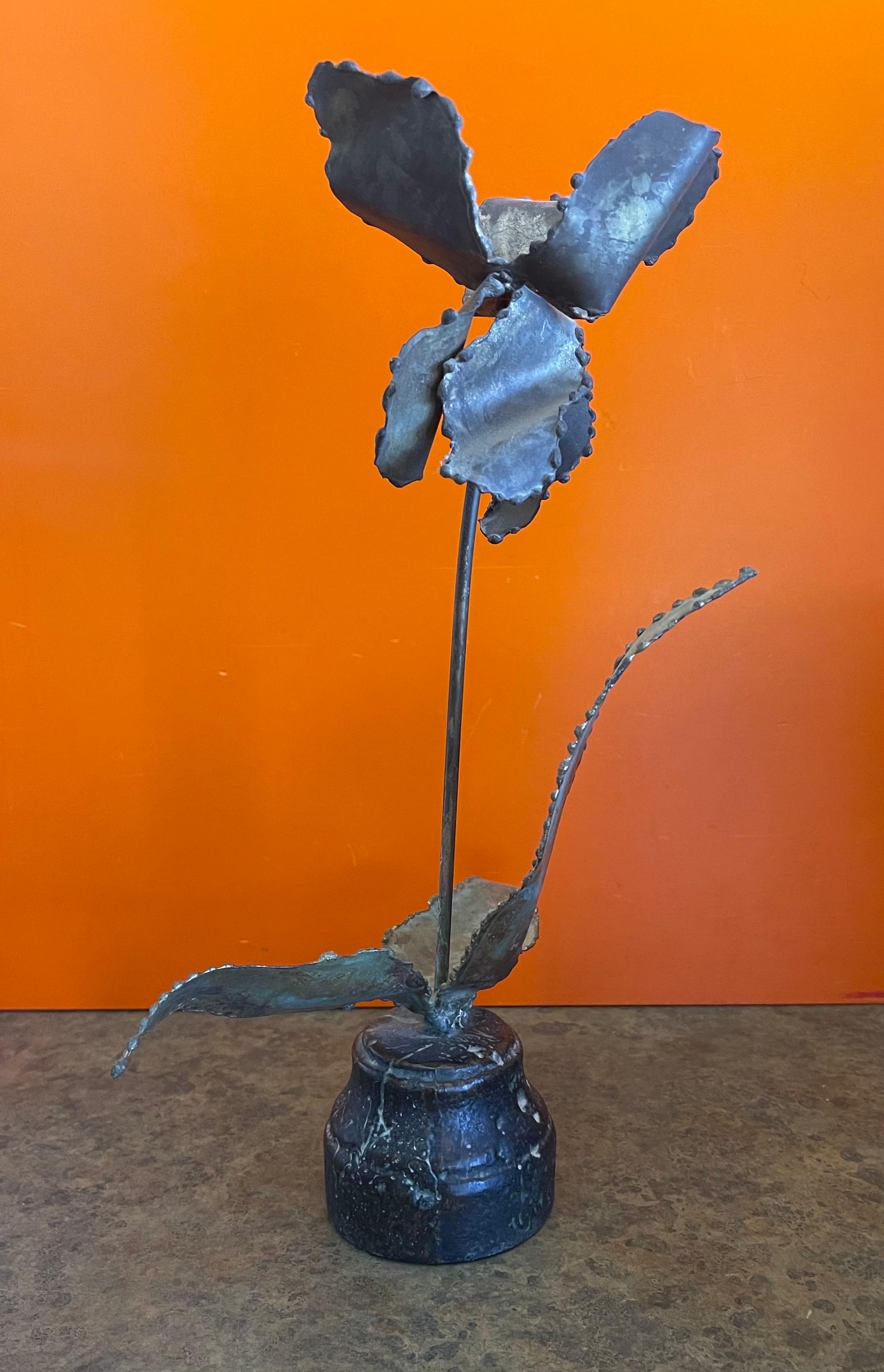 Américain Sculpture en métal brut signée Brutalist Torch Cut Flower Sculpture  en vente