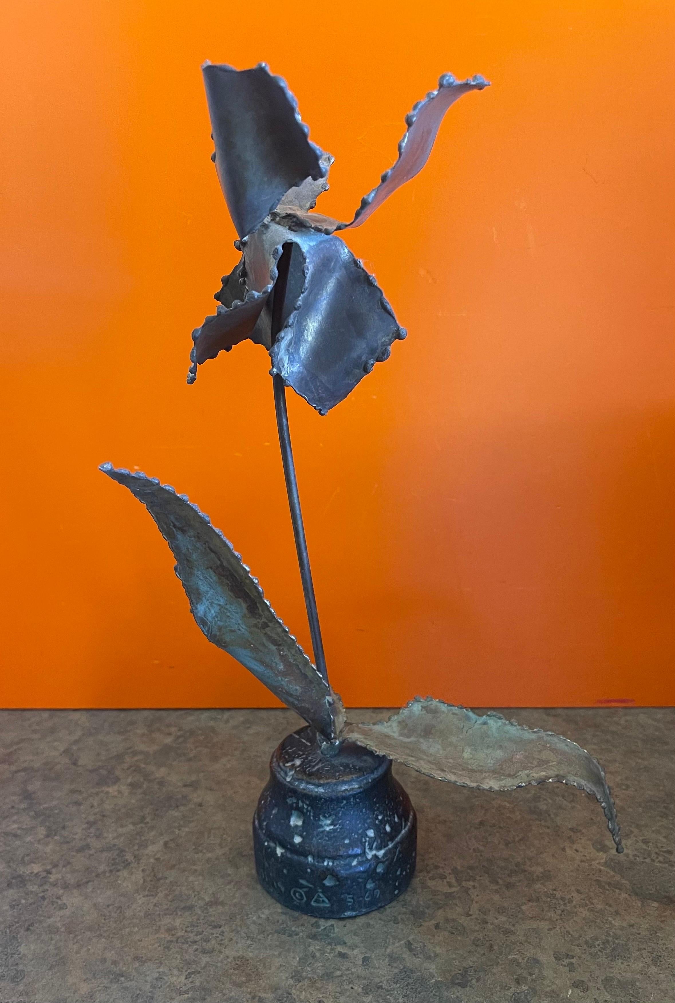 20ième siècle Sculpture en métal brut signée Brutalist Torch Cut Flower Sculpture  en vente