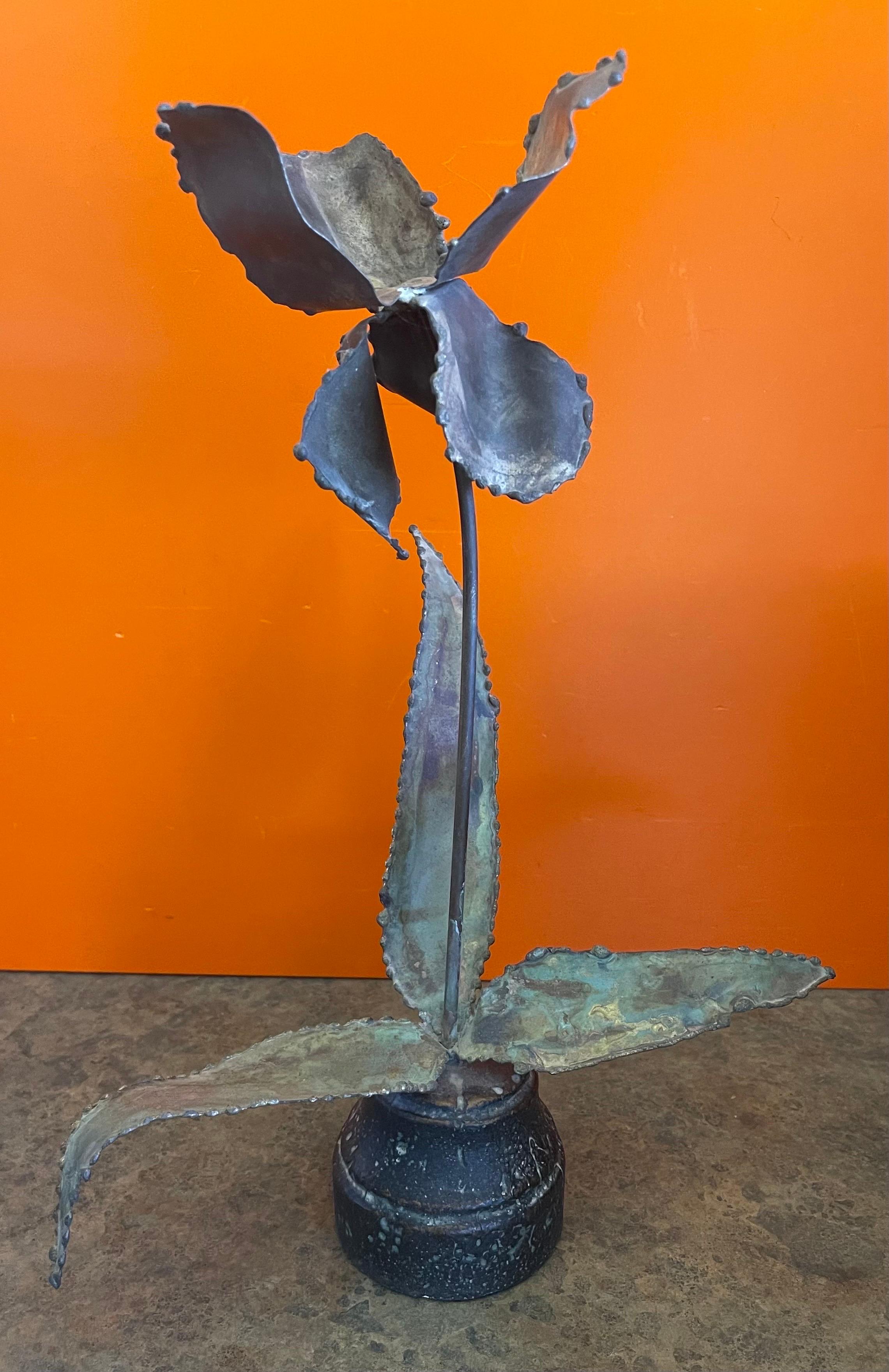 Brutalistische, signierte Blumenskulptur aus Rohmetall mit Fackelschliff  (Metall) im Angebot