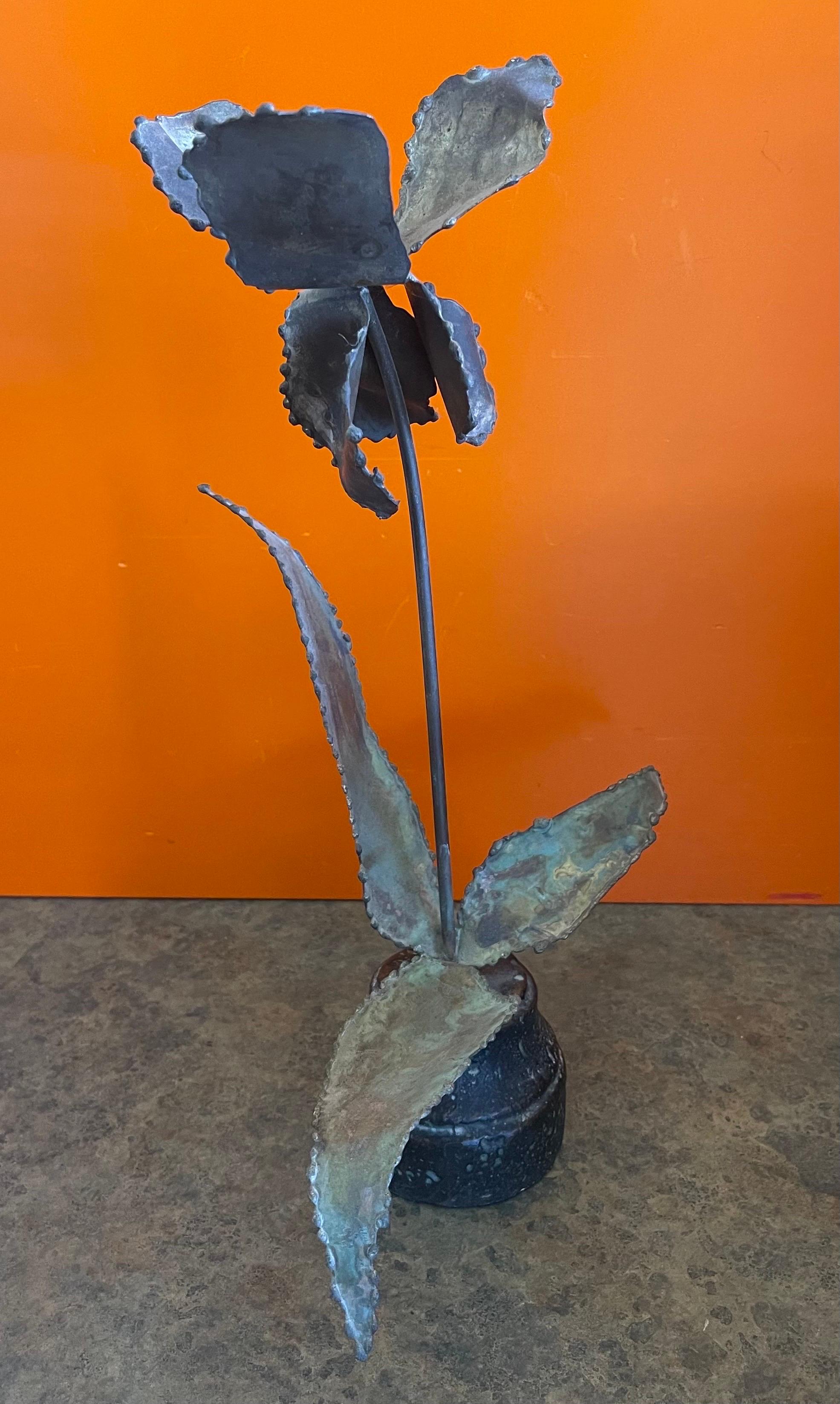 Sculpture en métal brut signée Brutalist Torch Cut Flower Sculpture  en vente 2