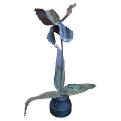 Sculpture en métal brut signée Brutalist Torch Cut Flower Sculpture 