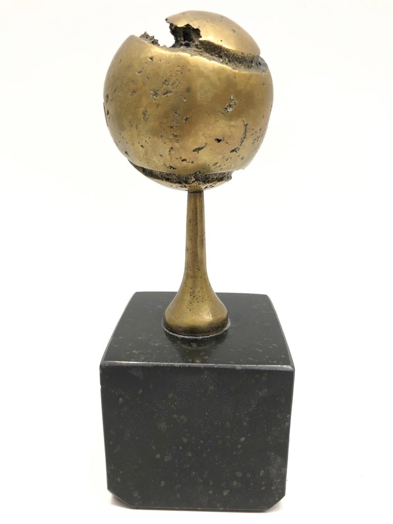 Brutalist Signed Tennis-Ball Bronze Sculpture on Marble Base, German, 1970s In Good Condition For Sale In Nürnberg, DE