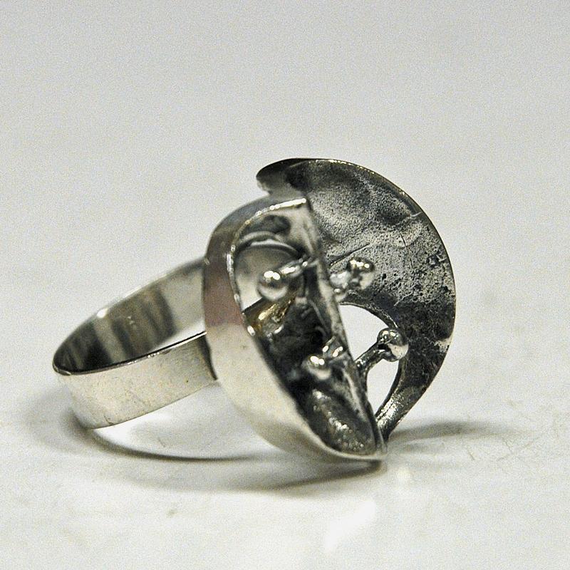 Unique brutalist circle shaped silverring with a melted look from Örneus Guldsmeds AB- Sweden 1970. Silver drop shaped beads in the middle. The ring is marked with OÖG 830H U9
Measures: Inner diameter is 18 mm and the ring 2,2 cmD. Perfect vintage