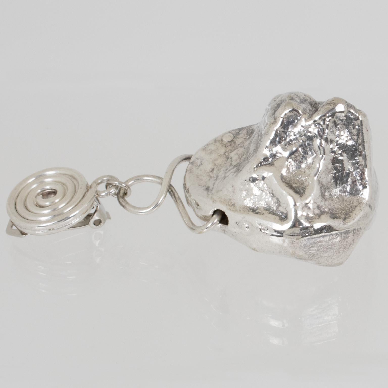 Boucles d'oreilles Brutalist en métal argenté avec pendentifs en forme de roche Unisexe en vente